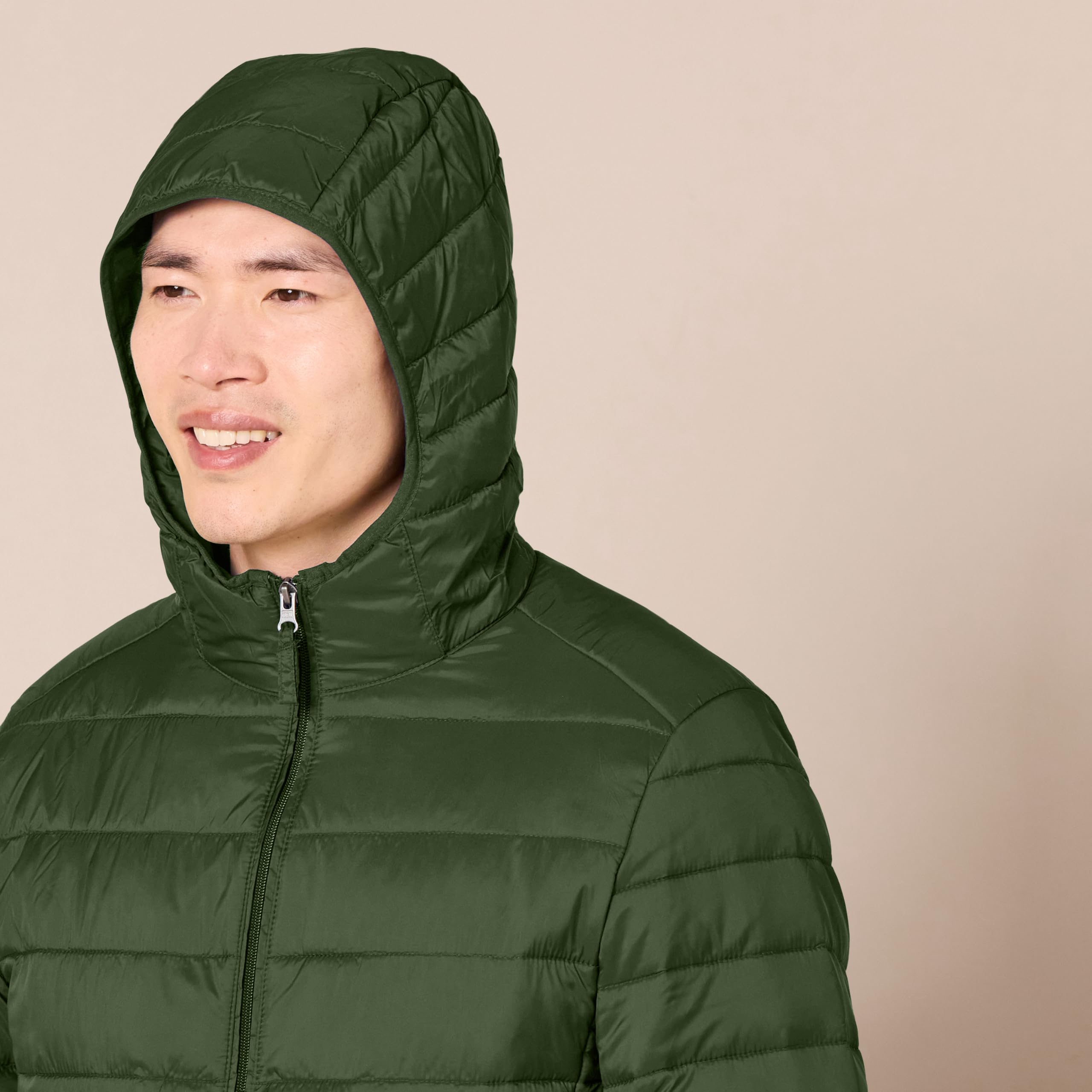 Amazon Essentials Hombre Chaqueta Acolchada con Capucha, Plegable, Ligera y Resistente a la Lluvia