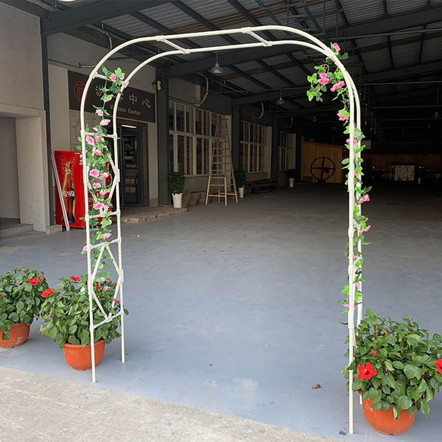 Arco de boda para ceremonias al aire libre y enrejado elegante para fiestas en patio