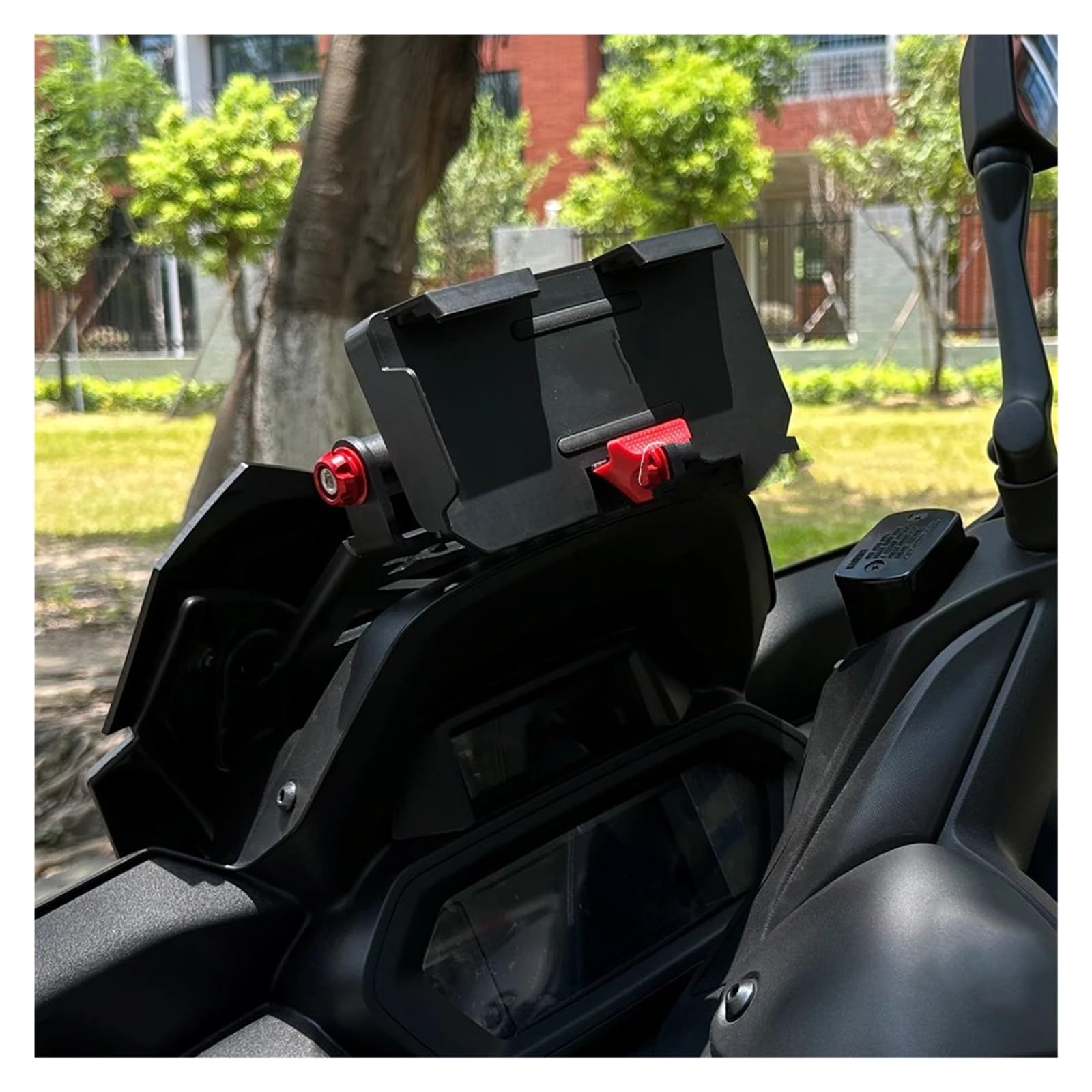 Support navigation GPS moto XMAX 300 design premium et charge induction - 5