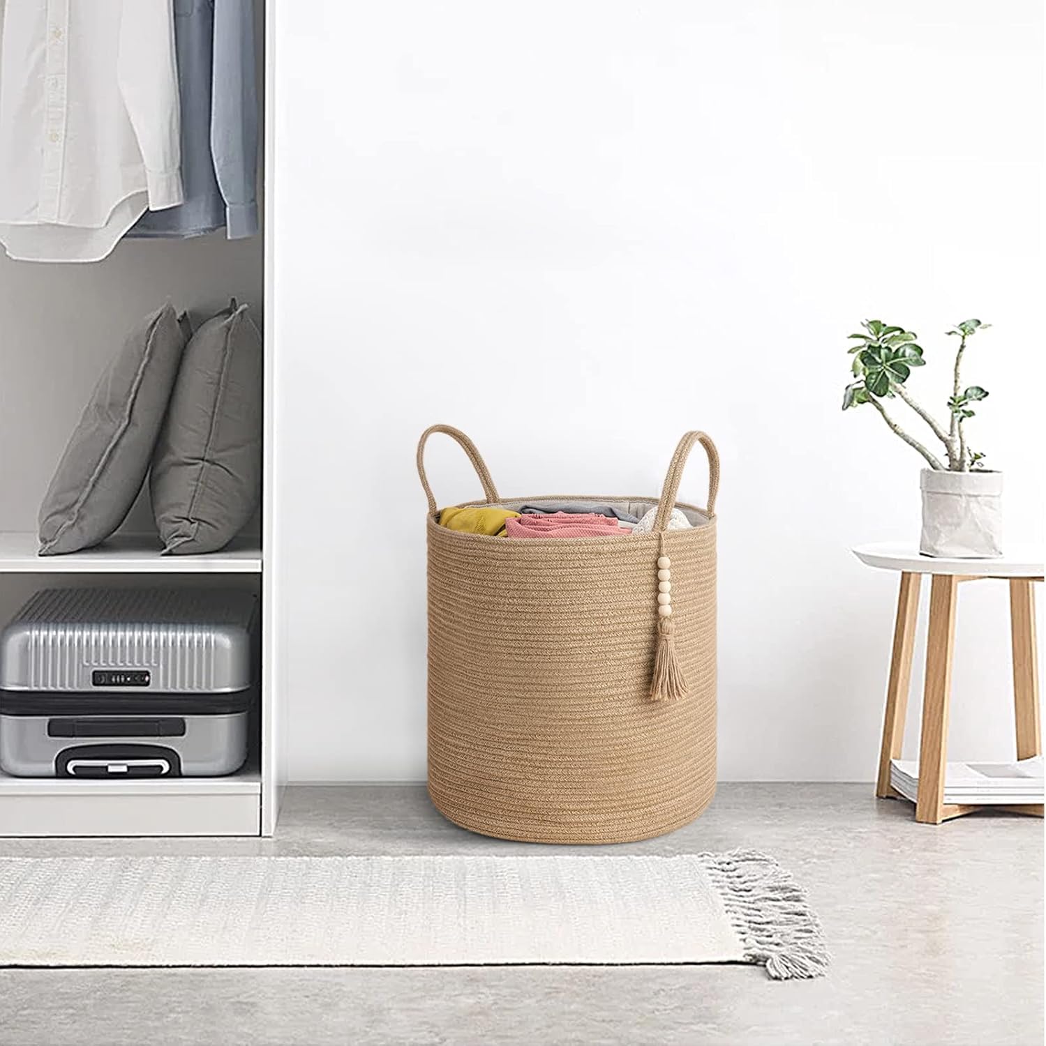Mkono Cesto portabiancheria alto in vimini intrecciato, decorativo, in corda naturale, con perline in legno, decorazione per coperte, giocattoli, vestiti, scarpe, organizer per piante con manici, per