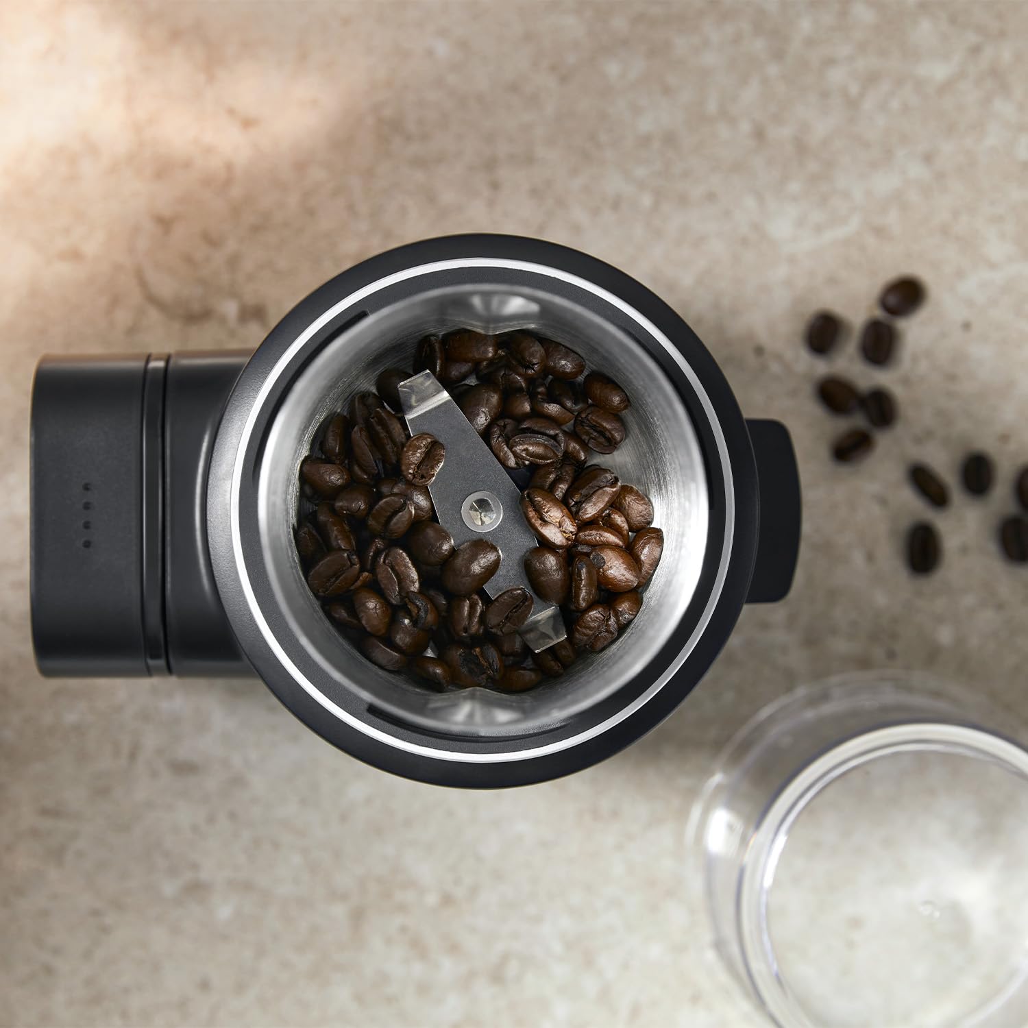 KitchenAid KitchenAid Go - Macinacaffè senza fili per caffè appena macinato da viaggio, contenitore macinato da 113 g, con batteria, nero