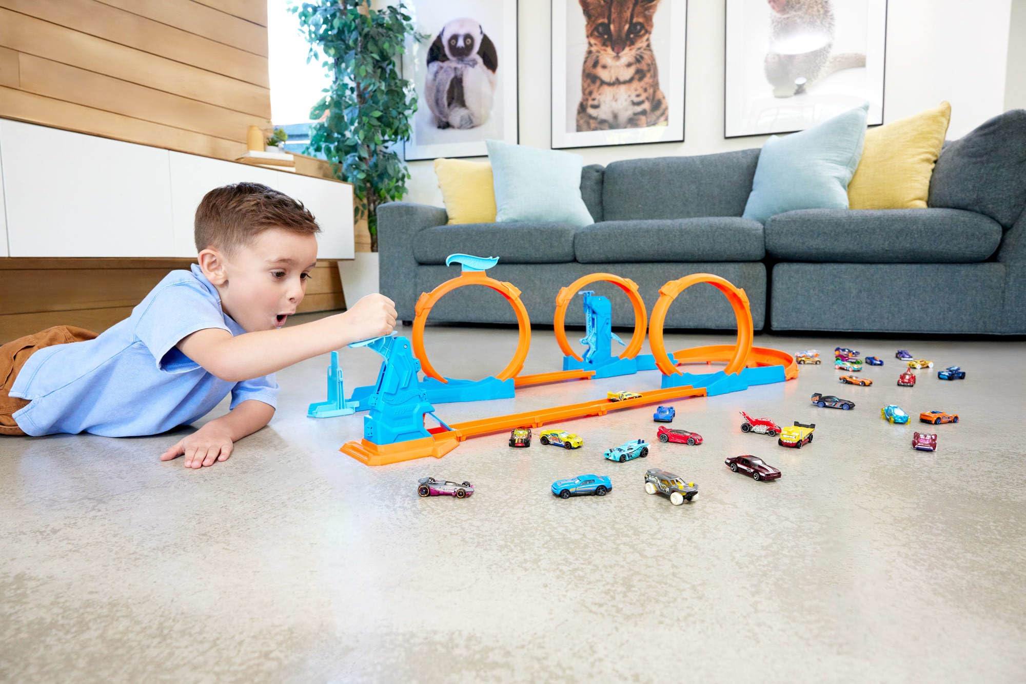 Hot Wheels Spielzeugauto-Trackset Dreifach-Looping-Pack Fahrzeug 1:64 Track-Bauteile 3 Loopings Schnellstecksystem JDW39