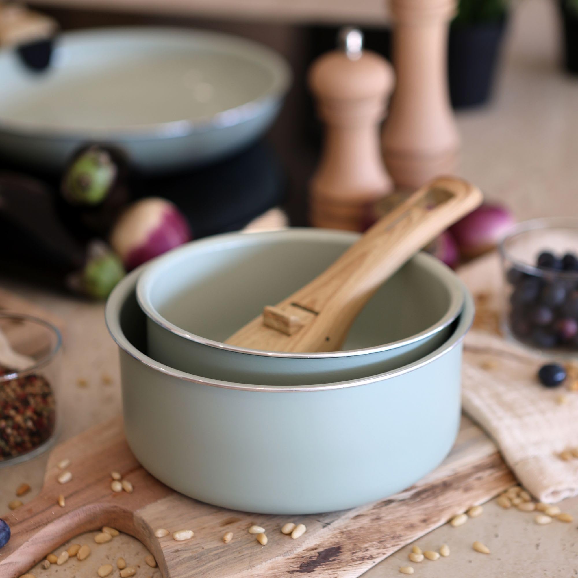 MENASTYL - Lot de 2 Casseroles Amovibles Empilables 16 et 18 cm - Tous Feux Dont Induction - Revêtement Céramique Antiadhésif sans PFAS - Gamme Colorama - Couleur Céladon - 98% Aluminium Recyclé