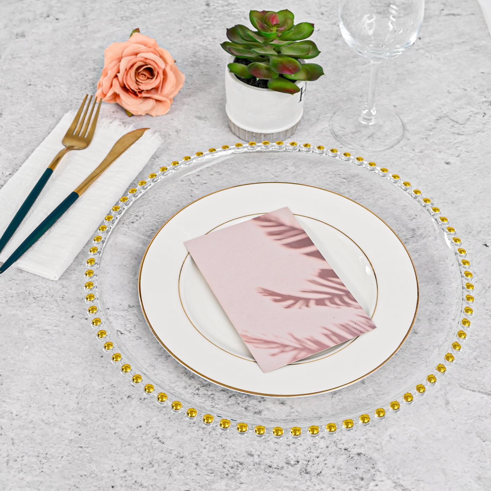 Lot de 24 assiettes rondes transparentes avec bord perlé - Assiettes de service décoratives en plastique acrylique de 33 cm pour fête de mariage, événement, table de cuisine (doré)