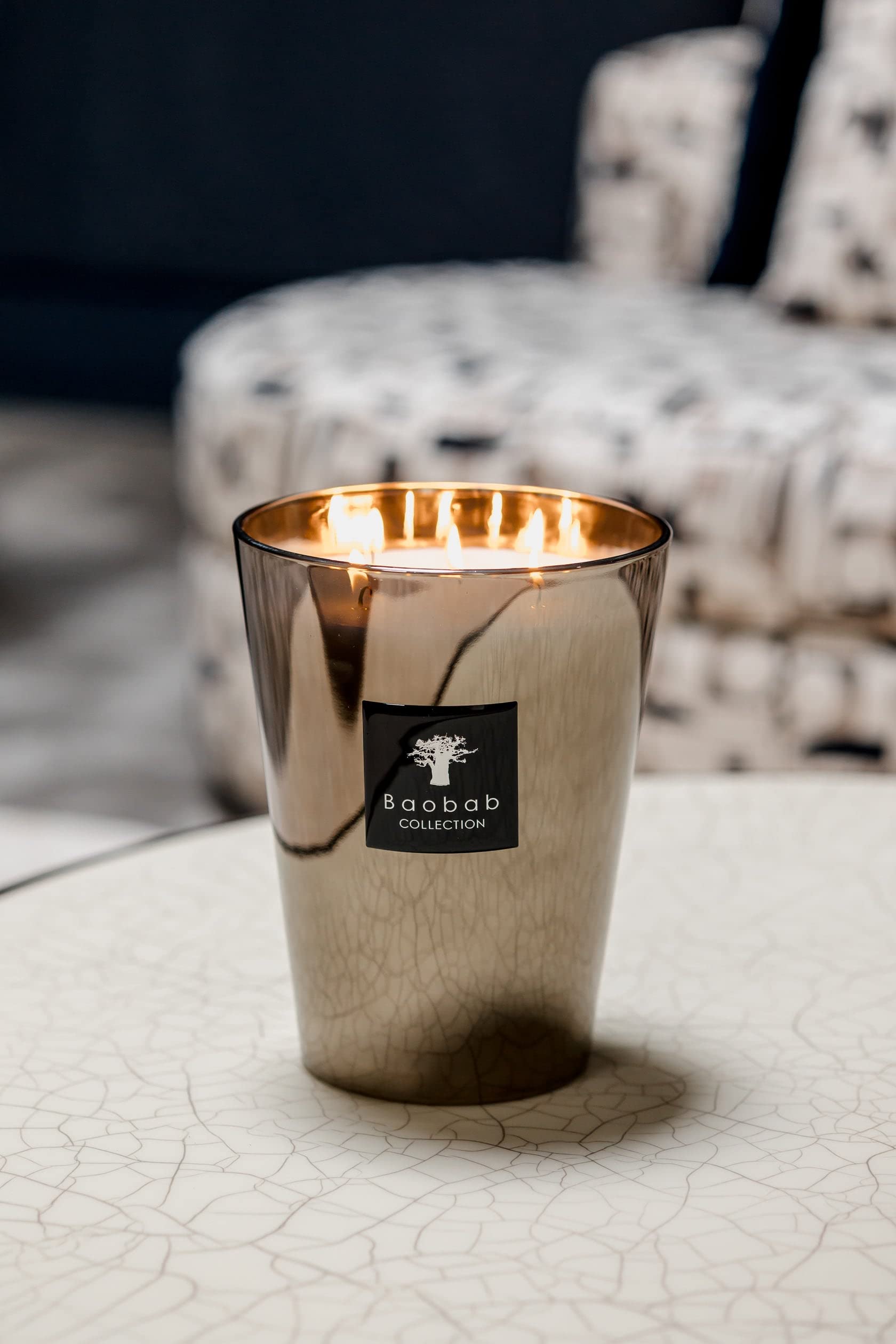Baobab Duftkerze Les Exclusives Platinium Max 24 mit der Duftnote Amber-Grapefruit-Vetiver, Brenndauer: 400 Stunden, Höhe: 24cm, MAX24PLA