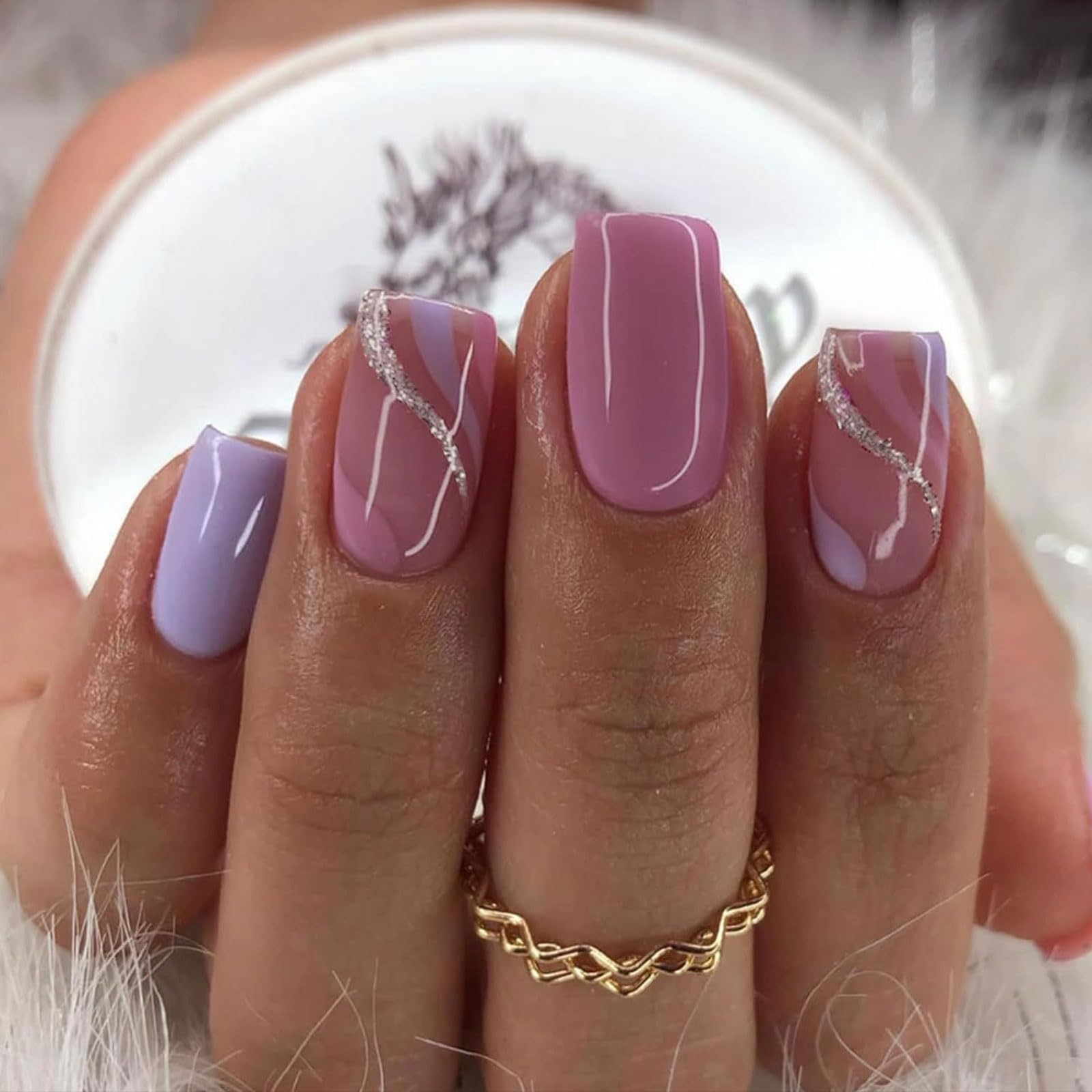 Mezrkuwr 24 Uñas cuadradas cortas para imprimir línea dorada, onda, uñas artificiales, púrpura, brillante, pegamento en las uñas, acrílico en las uñas para mujer