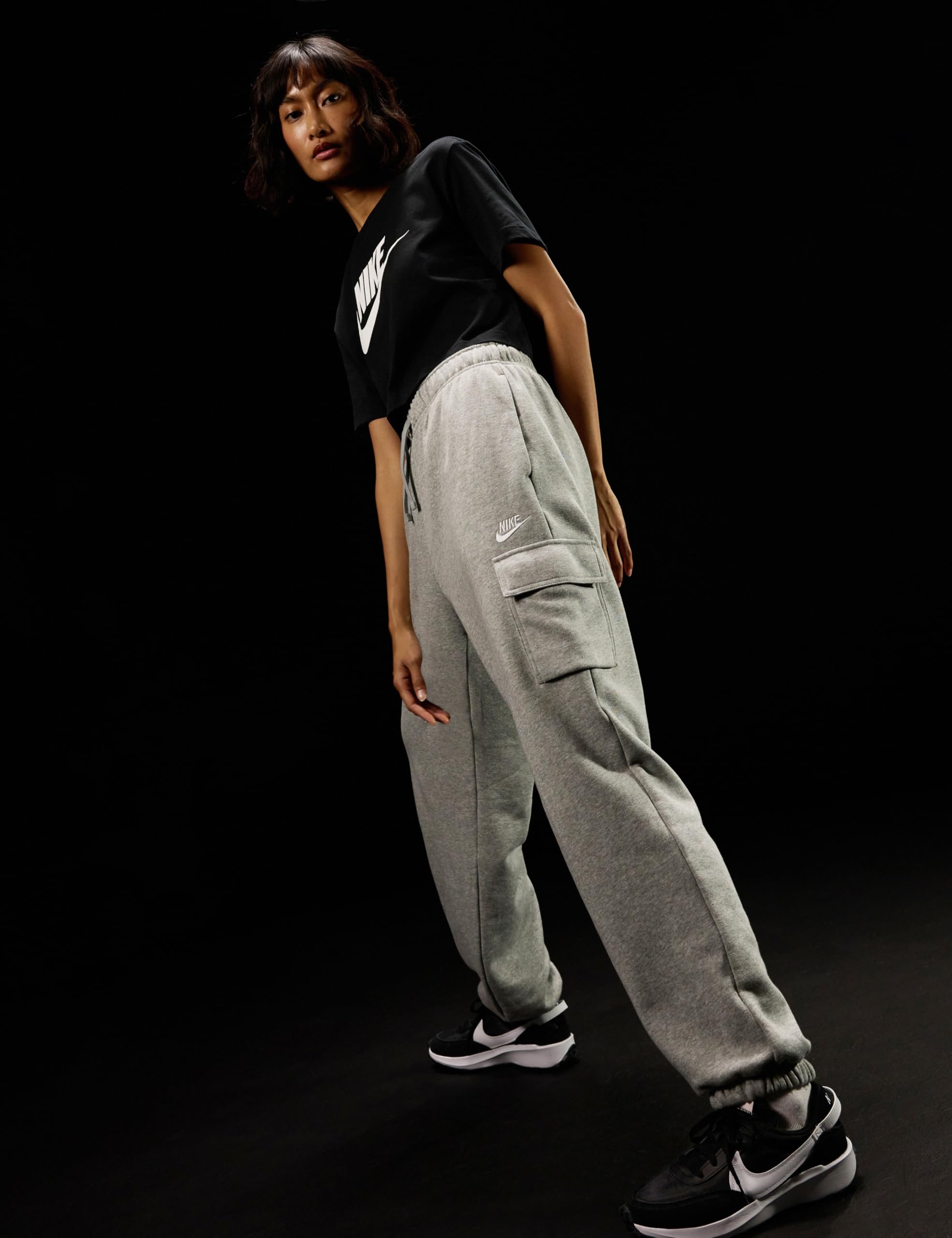 Nike Damskie spodnie dresowe Sportswear Club Polar Mid-Rise Oversized Cargo, Ciemnoszary wrzosowy/biały, M