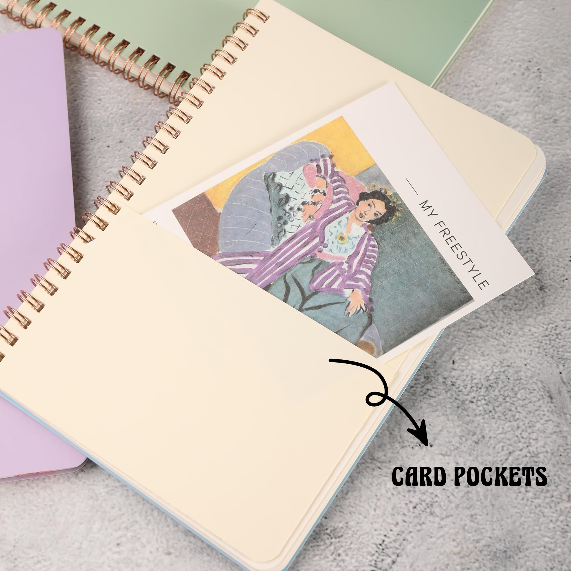 Abra El Cuaderno De Espiral De Oro Con Páginas En Blanco Y Espacio Para