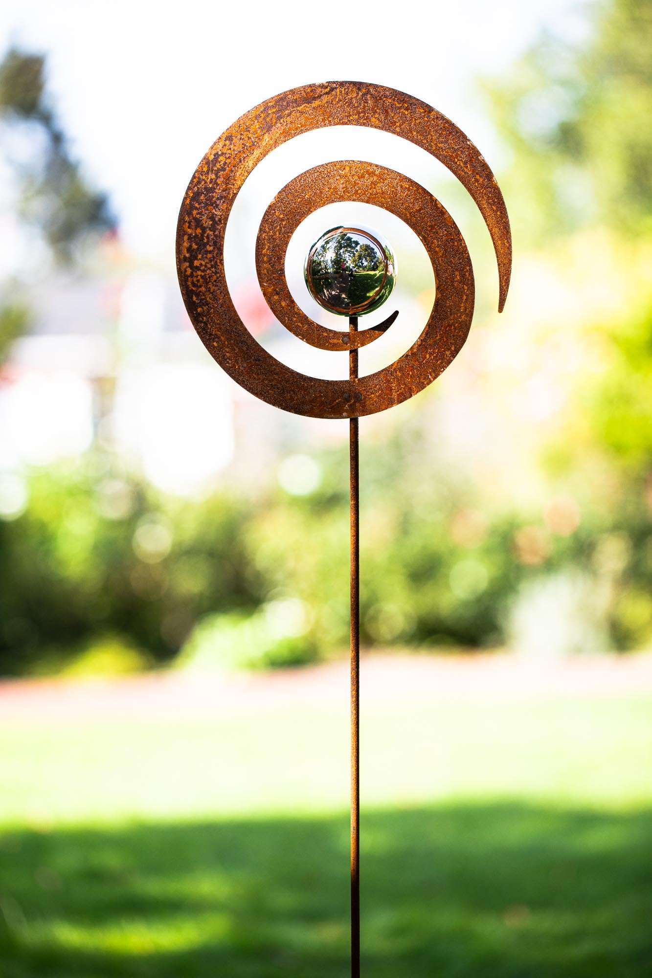 Bornhöft Gartenstecker Blume Metall Gartendeko Rost Edelrost rostiger Beetstecker 110cm Deko Rostfigur für den Garten mit Edelstahl Kugel (Kreisel Edelstahl)