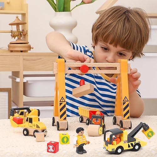 Miniatura 6 de Atoylink 15 piezas de juguetes de construcción de madera para niños con tren magnéticos, grúa pórtico, niveladora, camión, remolque, vehículos de