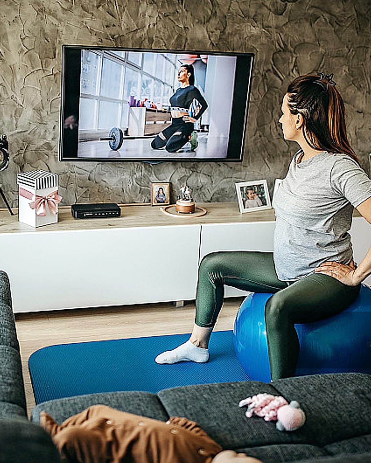 Nuyoah Stały uchwyt ścienny do telewizora, płaski uchwyt do większości telewizorów 14-43 cali, niskoprofilowy uchwyt ścienny oszczędza miejsce na LED, LCD, telewizor plazmowy, maks. VESA 200 x 200 mm,