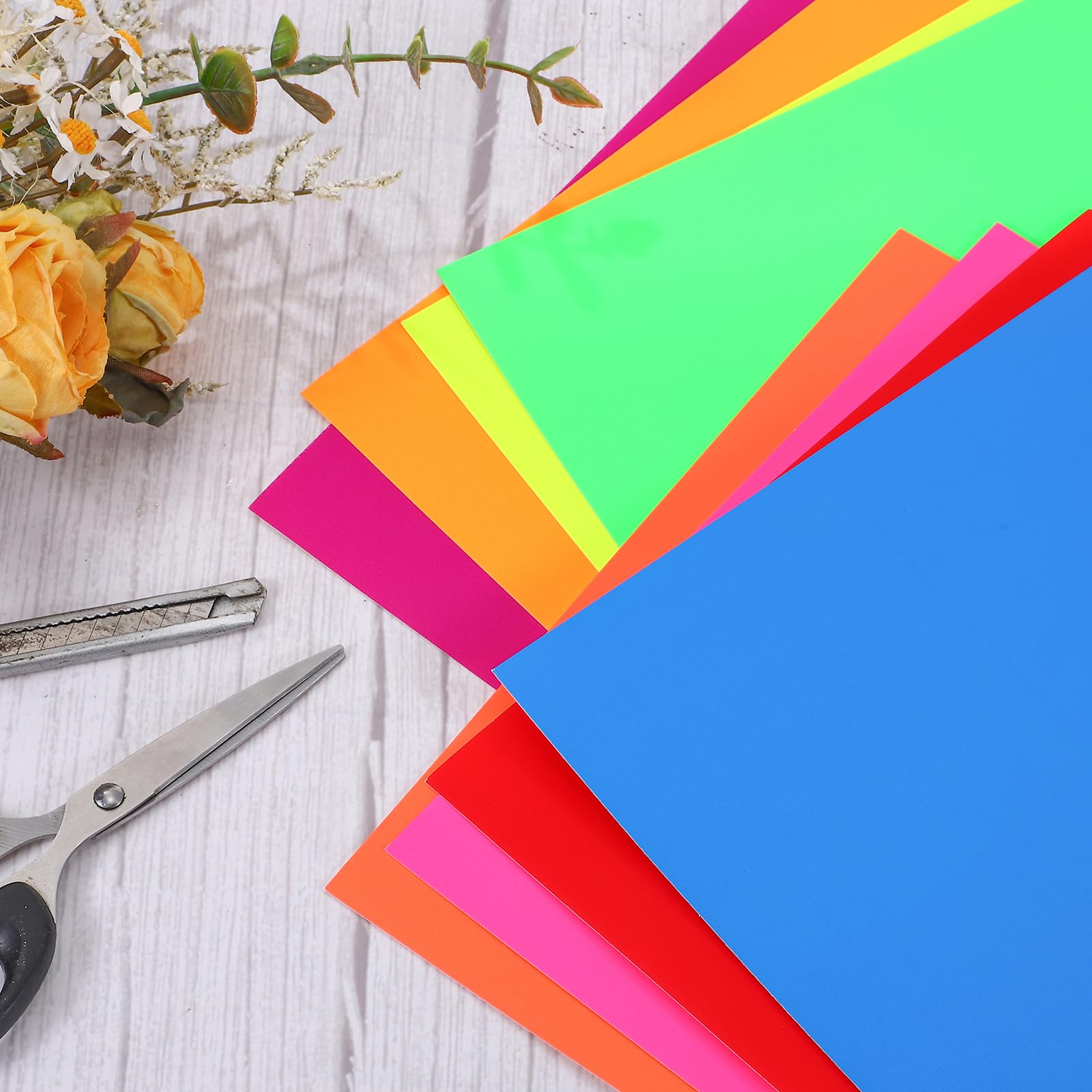 QUARKZMAN Świecący papier w ciemności, 24 arkusze, pusty neonowy karton, 250 g/m250 g/m², fluorescencyjny plakat z czarnym światłem, na imprezę, do tańca, różne kolory