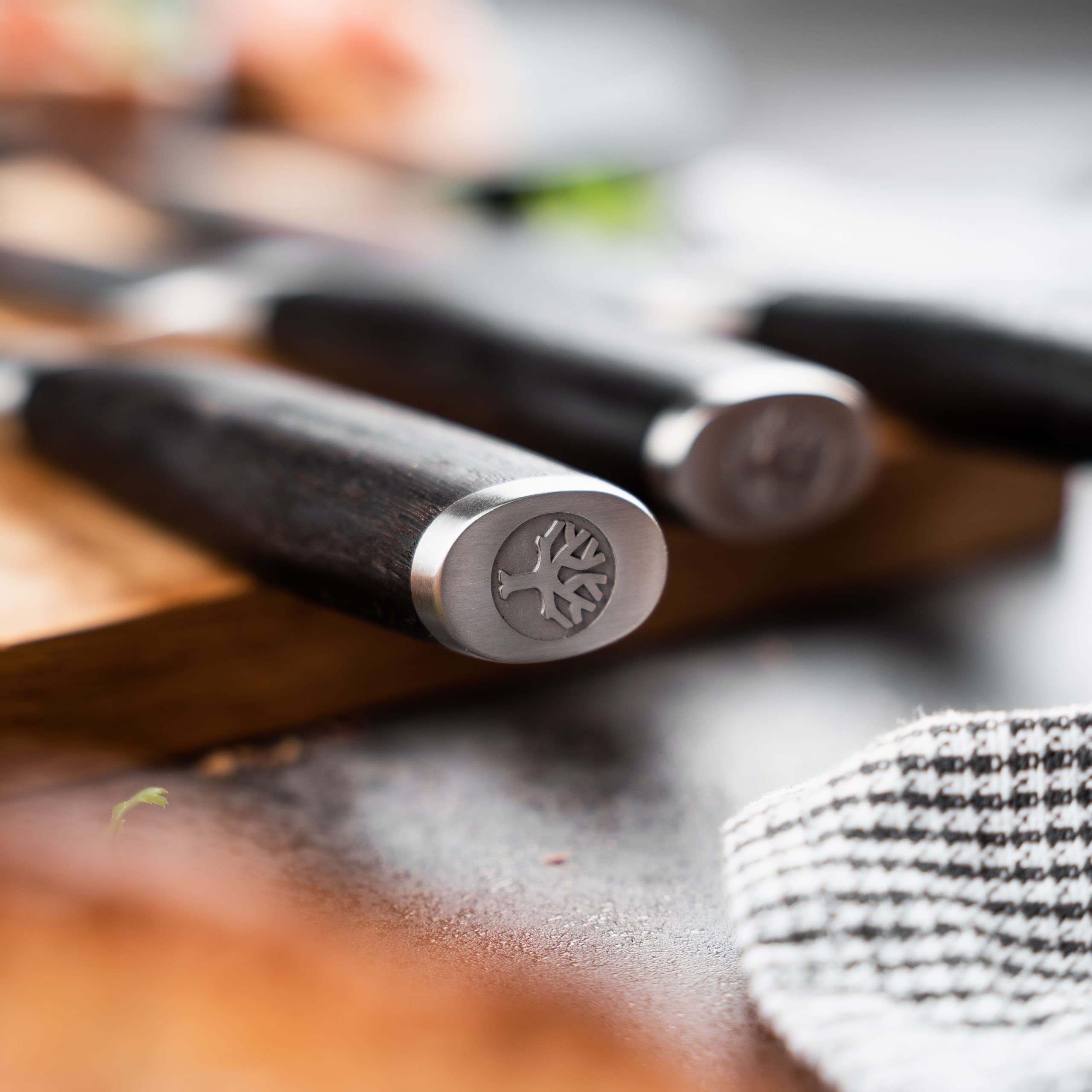 Böker SOLINGEN® Meisterklinge Damast Santoku - extrem scharfes Profi Kochmesser mit 16,5 cm Hybrid Damast Klinge - geschmiedetes Allzweck-Küchenmesser mit Räucher-Eiche Holzgriff in Geschenk-Box