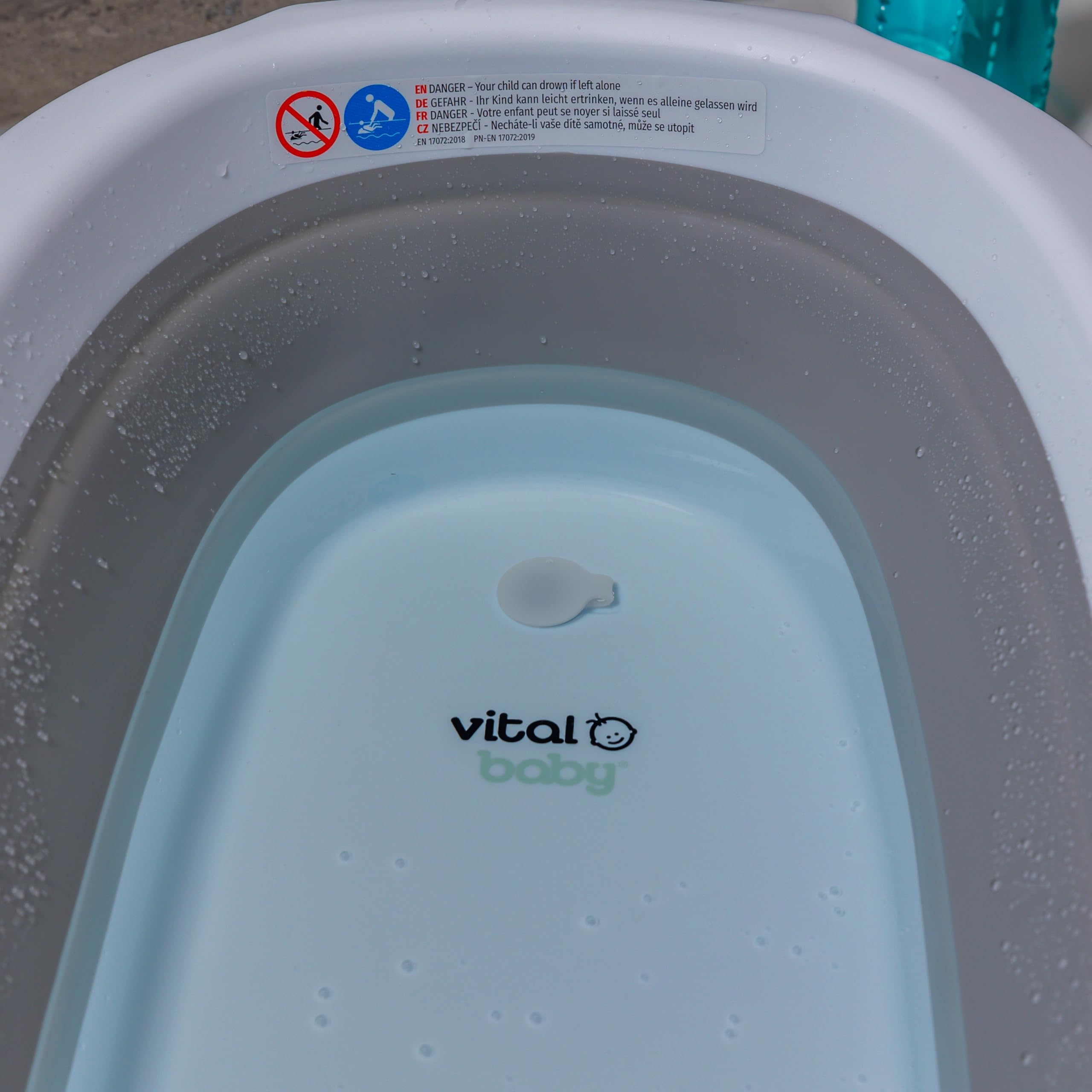 Vital Baby Hygiene Faltbare Babywanne mit wärmeempfindlichem Stöpsel – Kompaktes Klappdesign, stabile Feststellbeine, eingebauter Stöpsel warnt vor heißem Wasser, einfaches Ablassen, ideal für