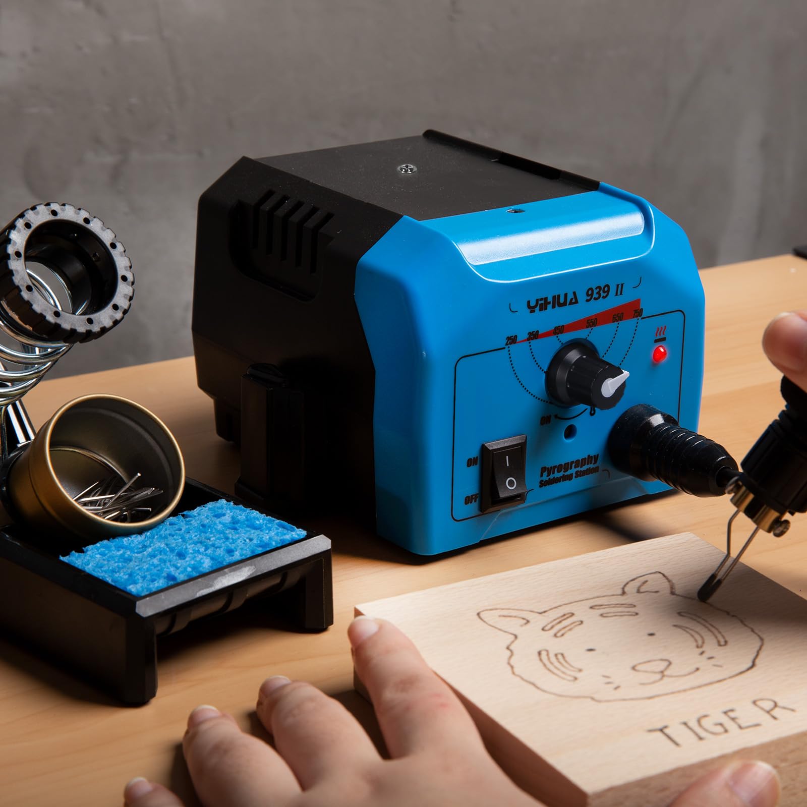 YIHUA 939-II Kit Stazione per Pirografia su Legno con Penna per Pirografia Regolabile a Temperatura, Impugnatura Morbida, 20 Punte in Filo, 2 Stencil, Supporto Sicuro EU Plug (4 Pezzi di Legno)