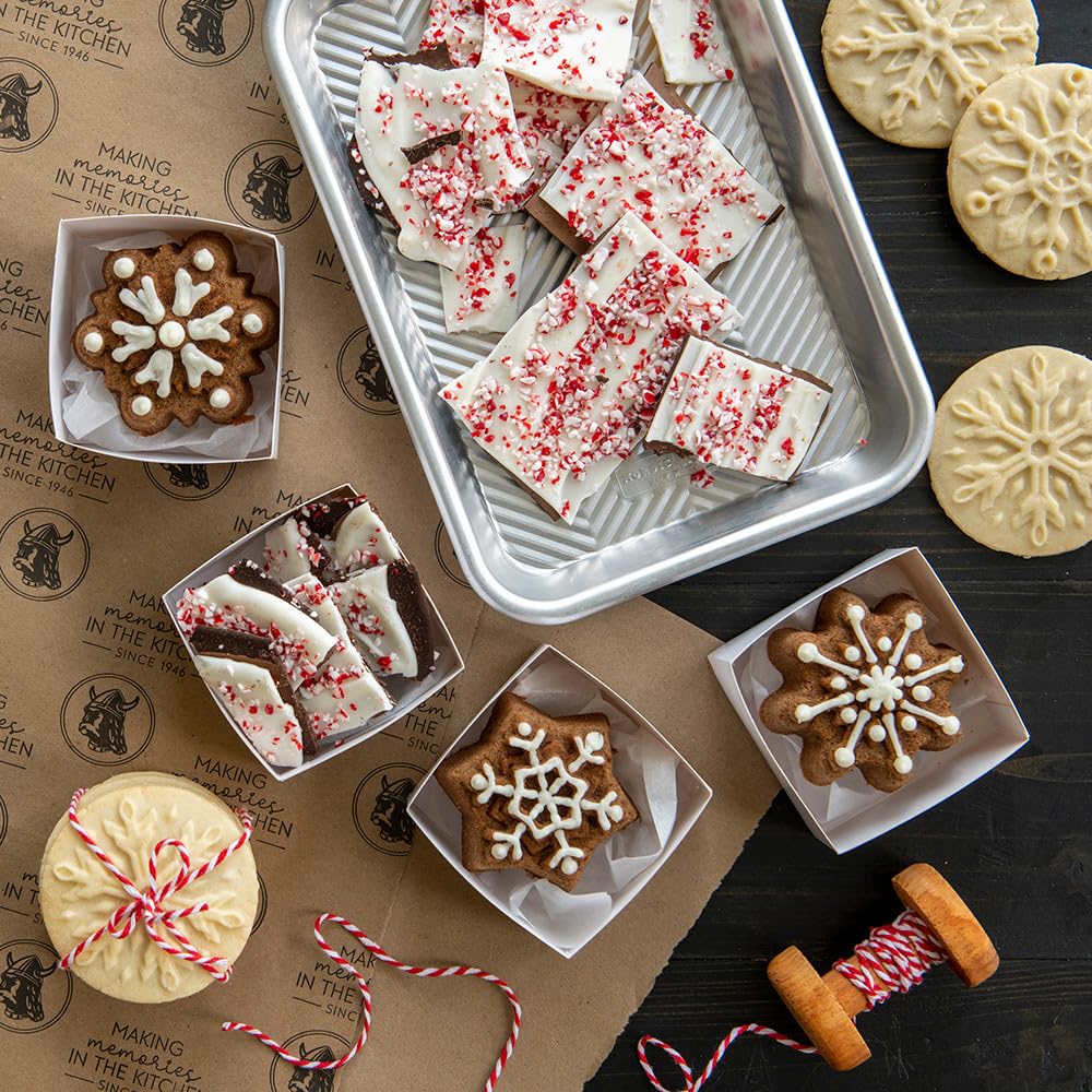 Nordic Ware Moule à Gâteau Flocons de neige, moule gâteau festif en fonte d'aluminium avec 6 compartiments, accessoires de pâtisserie antiadhésifs fabriqués aux États-Unis, couleur : Argent