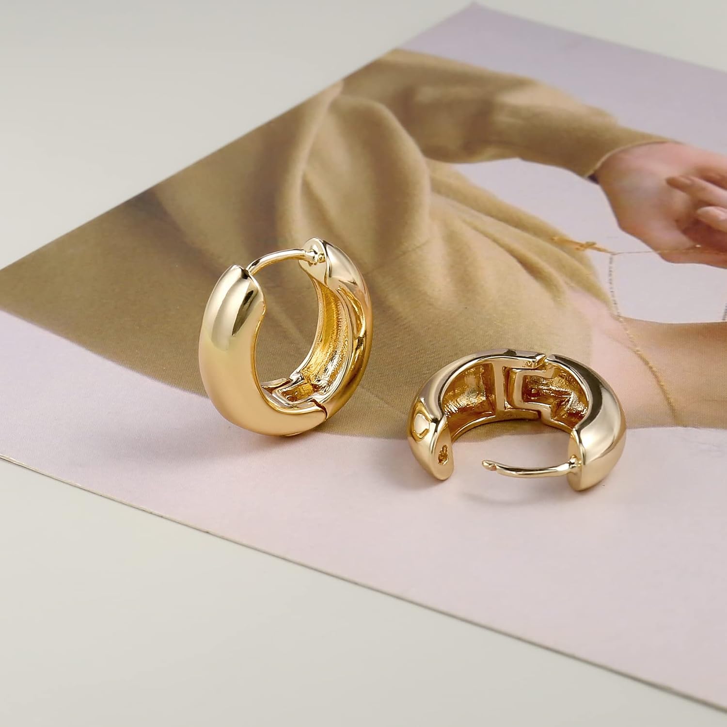 Vista 3 de Aretes de aro pequeños y gruesos de oro ligeros para mujer