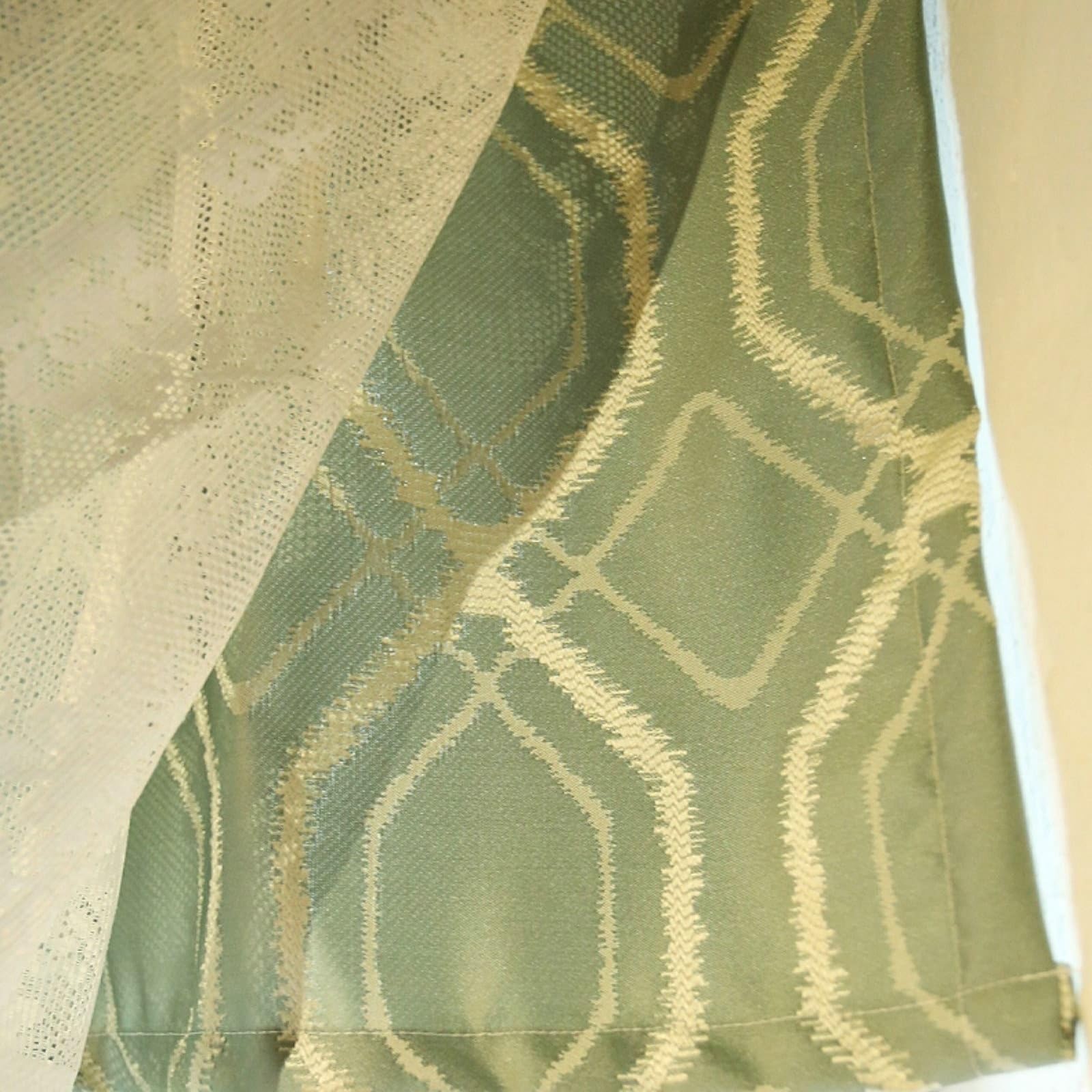 140 x 110 cm, zazdrostka do pokoju dziecięcego, nieprzejrzysta, jasnoniebieska, biała, 1 szt. dwuwarstwowa z koronką i wzorem geometrycznym, firanka przesuwna, z poliestru, nieprzejrzysta dla