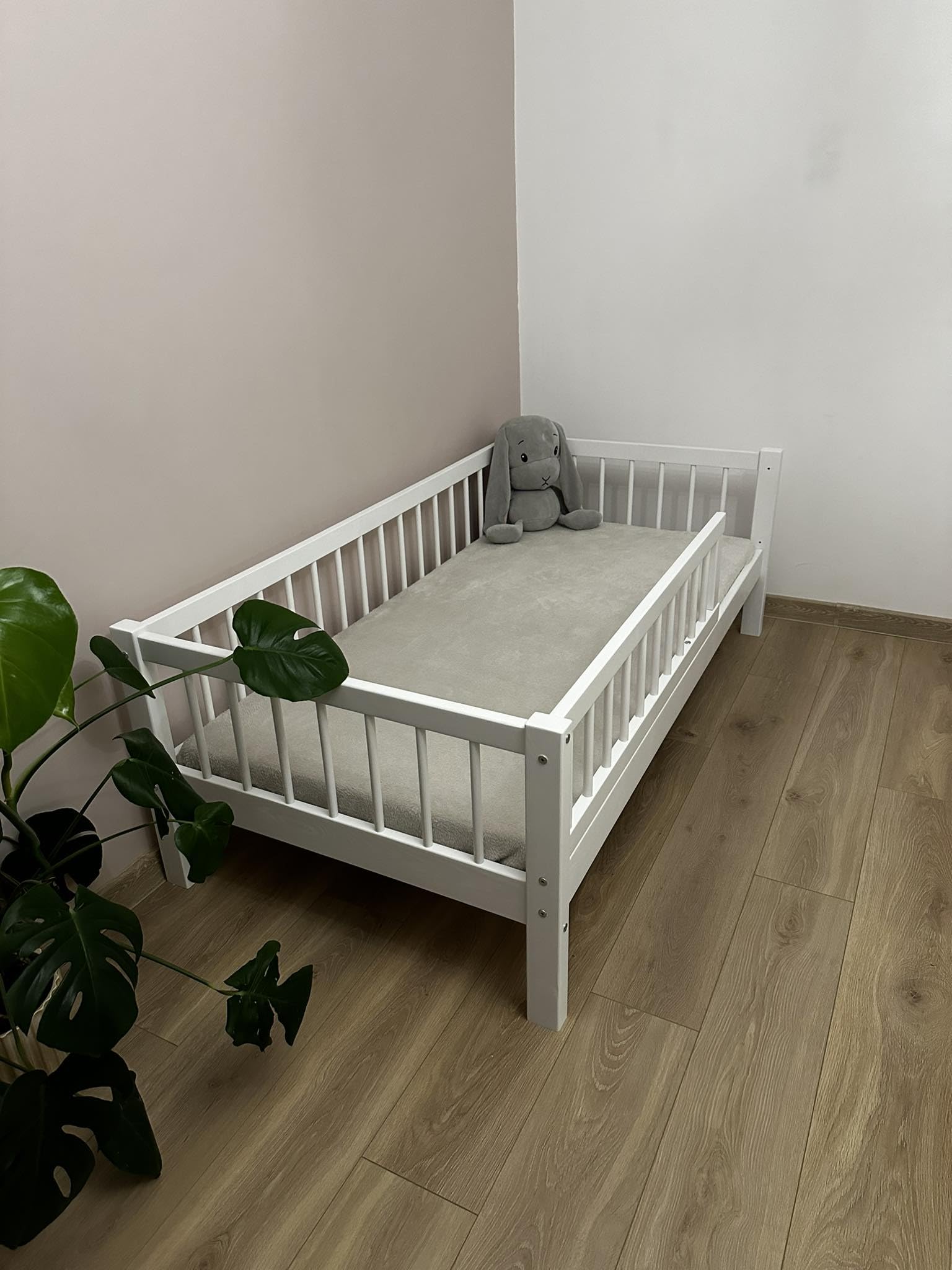 Alije Kinderbett Bett mit Rausfallschutz 60x120 Weiß NINA Lattenrost Bettgestell aus Kiefer Holz für Haus Kinder Jungen & Mädchen - Holzbett Baby Kinderzimmer Junge Deko