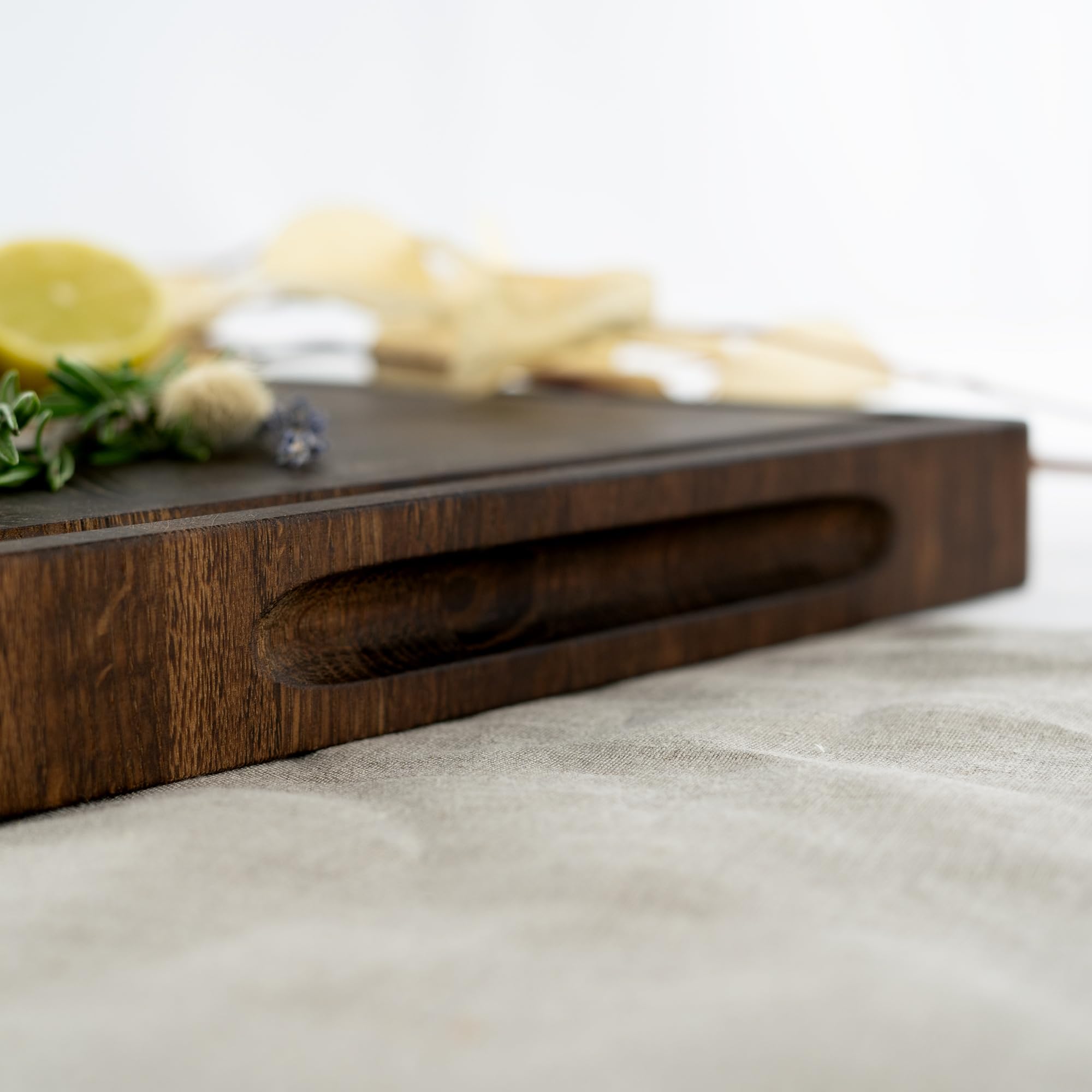 HOFMEISTER® Tranchierbrett aus Eiche geräuchert 40x30 cm – massives Stirnholz Schneidebrett mit Saftrille & Griffmulden – Robustes Holzbrett zum Schneiden & Servieren