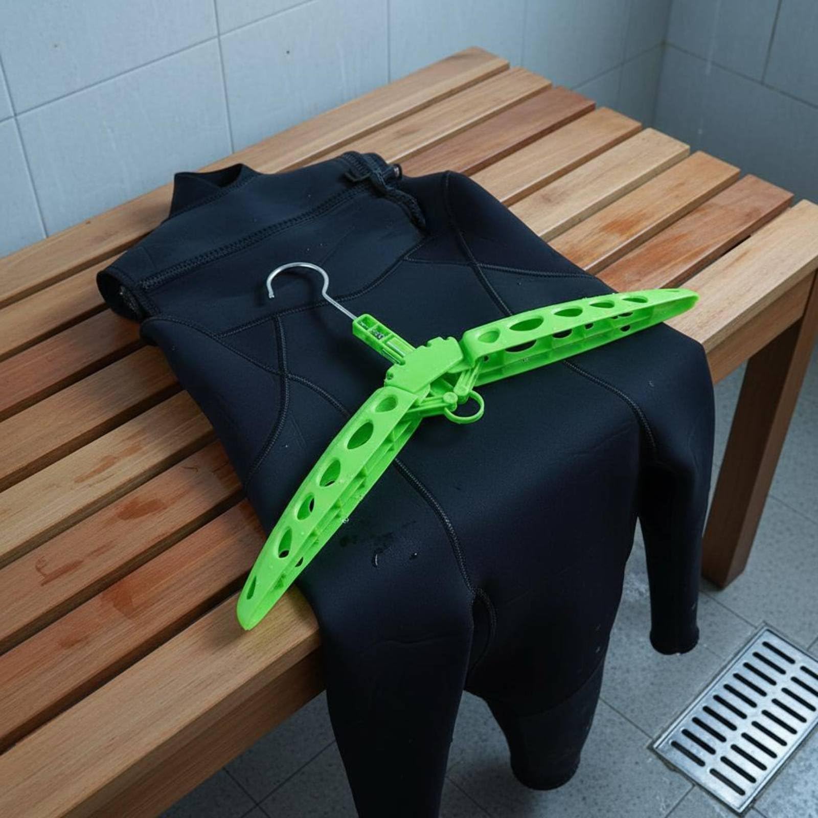 Cintre de Combinaison de Plongée Cintre Support pour Dégouttage Séchage Ventilé Épaules Renforcées Plastique Solide Conception Pliable Légère Adapté à Plongée Surf Kayak Déplacements, Noir