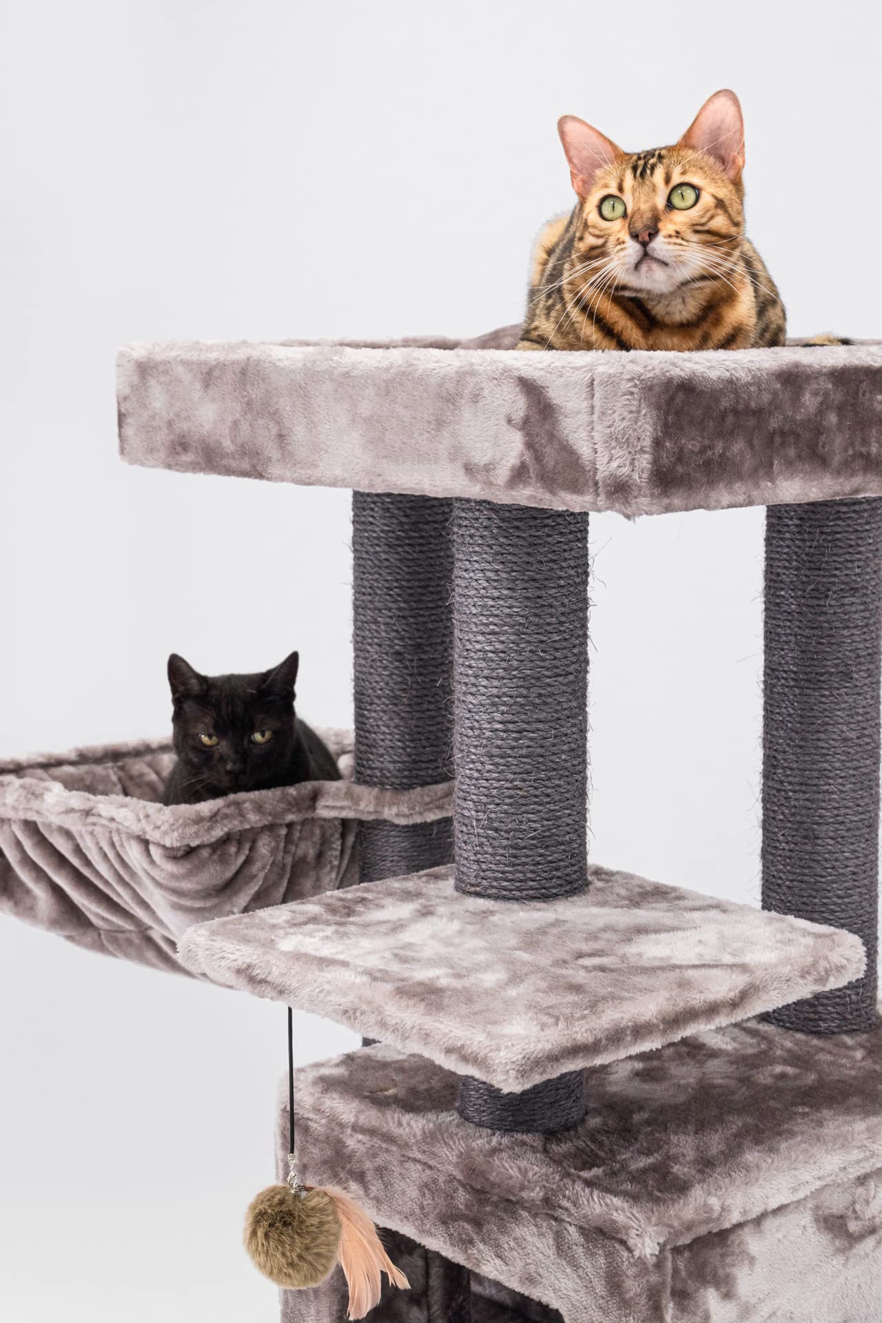 Petrebels Kratzbaum Stabil für mehrere Katzen, Cleopatra 134 cm, Cappuccino | mit dicke Bodenplatte, Ø 9 cm Stämme, waschbaren Kissen, Hängematte, Höhle & Loungesofa, auch ideal für Senioren und Kätzchen