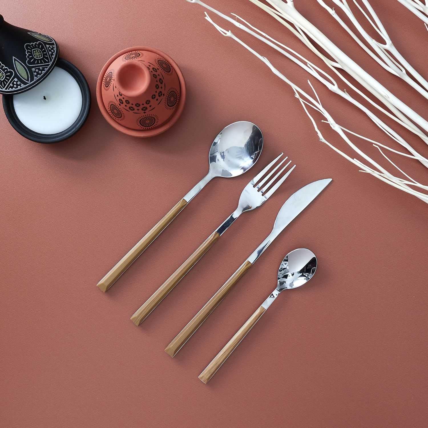 Home Deco Factory, KA5991, Set Posate Effetto Legno 16 Pezzi, Design Elegante in Acciaio Inossidabile, Resistenti e Pratiche per Tutti i Pasti, Ideali per Tutte Le Occasioni, Marrone, Argento