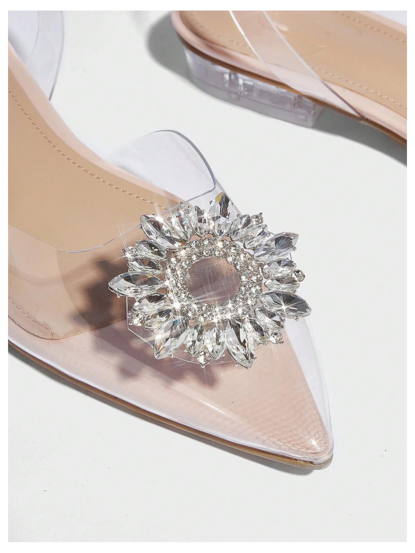 Sandales plates d'été à strass pour femmes, élégantes avec un talon transparent et des sandales à bout pointu à talon épais, parfaites pour les fêtes en extérieur.
