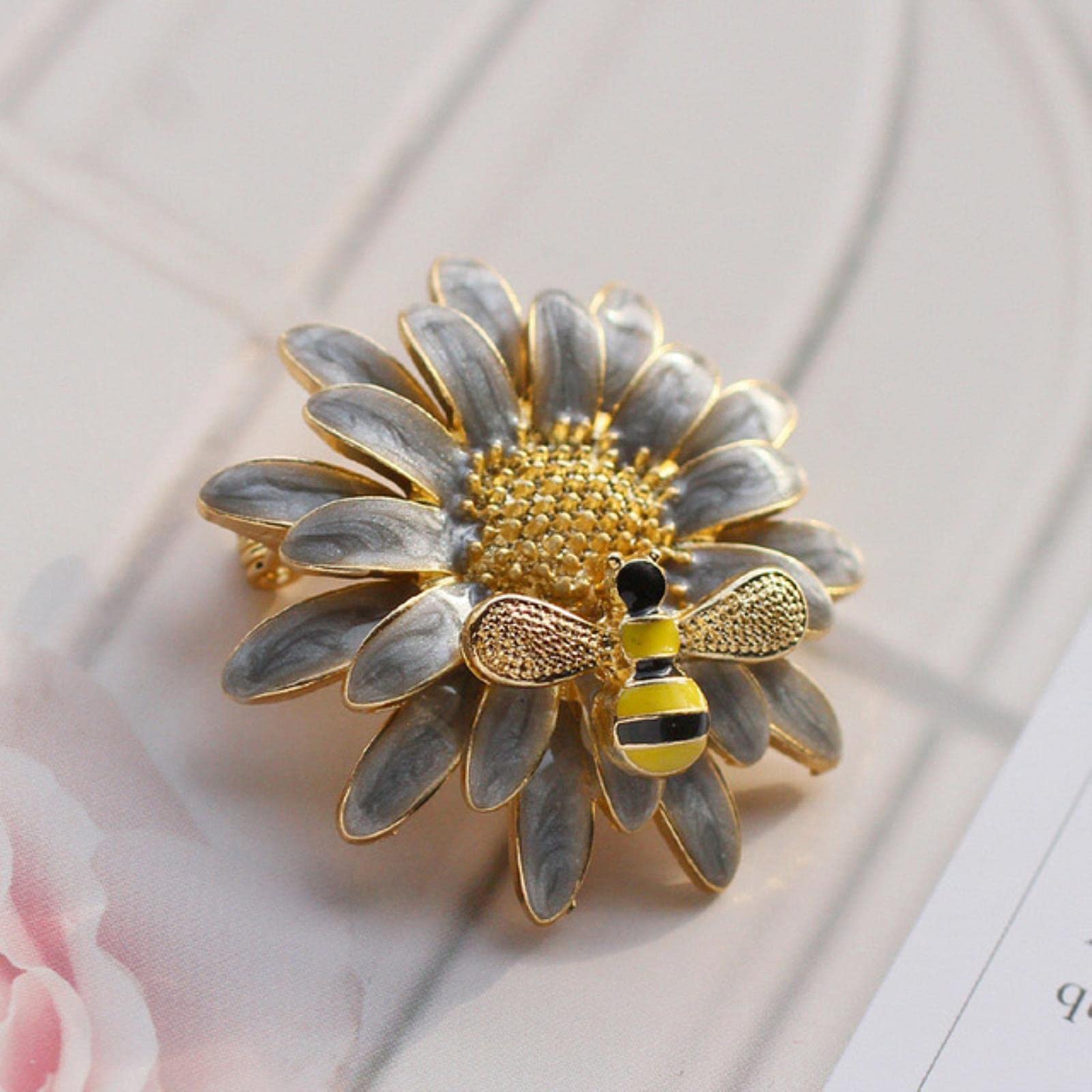 HCMA Colorful bee Little Daisy Brooch retro sunflower art Brooches female clothing accessories