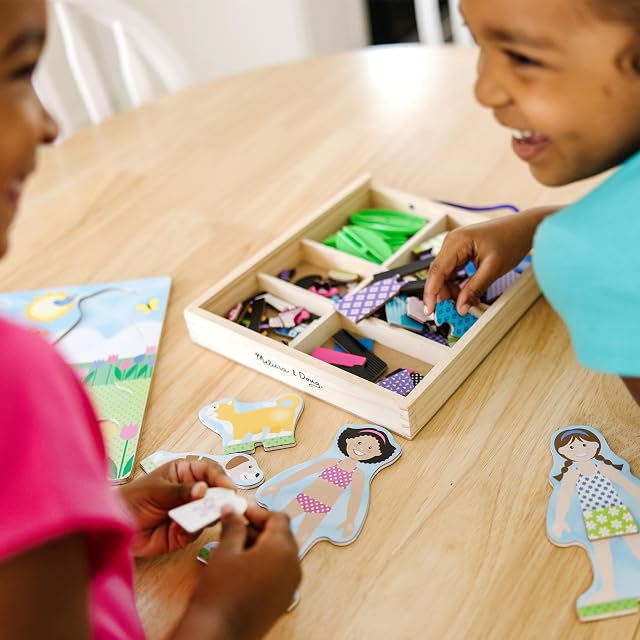 Foto 7 de 8 de Melissa & Doug Juego de Disfraces magnéticos de Mejores Amigos para Vestir