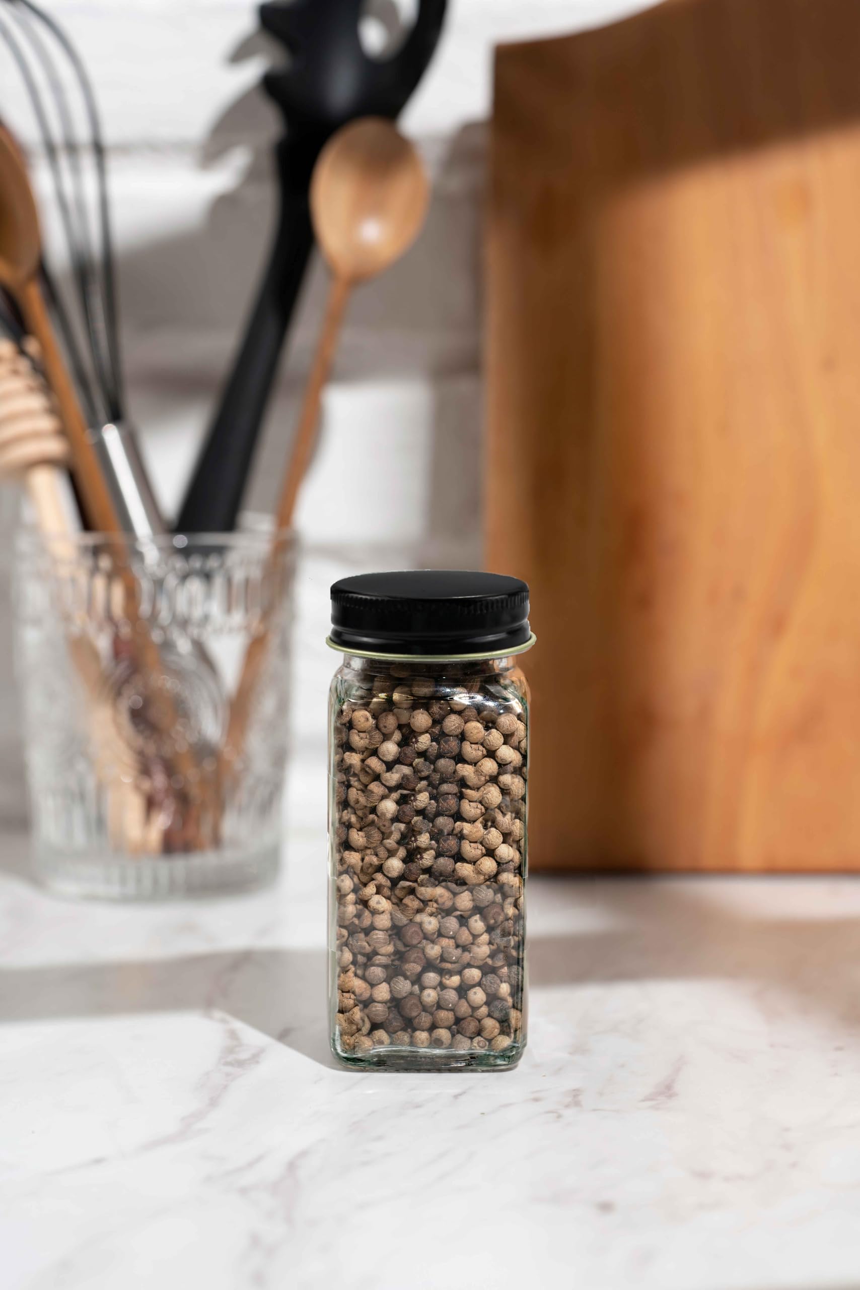 Lot de 24 x 120ml pots à épices en verre carré avec couvercle à vis, les étiquettes, les accessoires de saupoudrage et l'entonnoir en silicone (Métal)