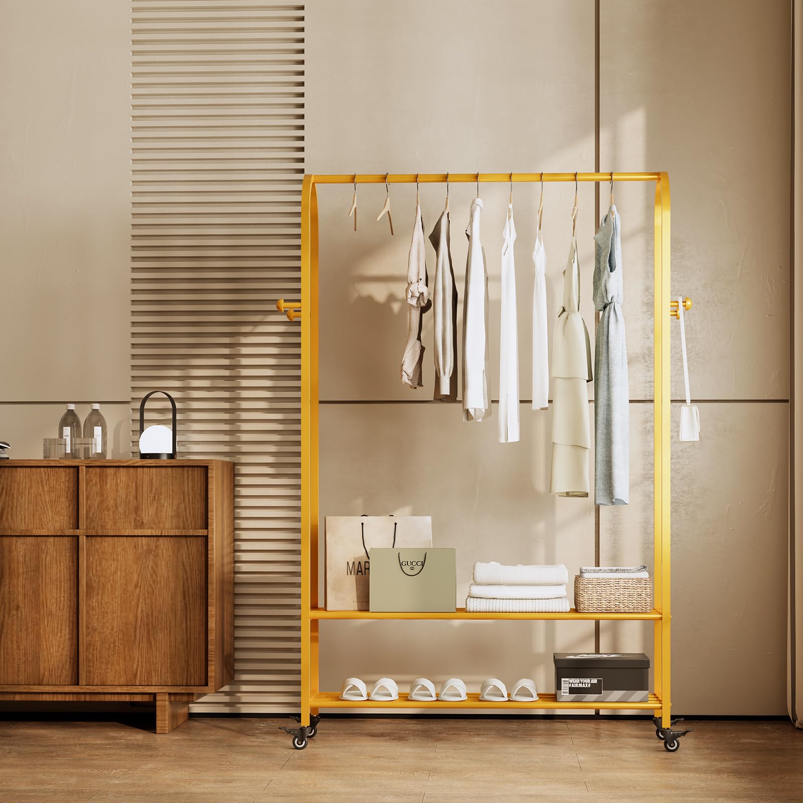 Kleiderständer auf Rollen 110 cm, Garderobenständer Metall mit 2 Ablagen und 4 Haken, Mobiler Kleiderständer mit Feststellbaren Rollen, Bogenförmiges Design, Robust & Elegant (Gold)