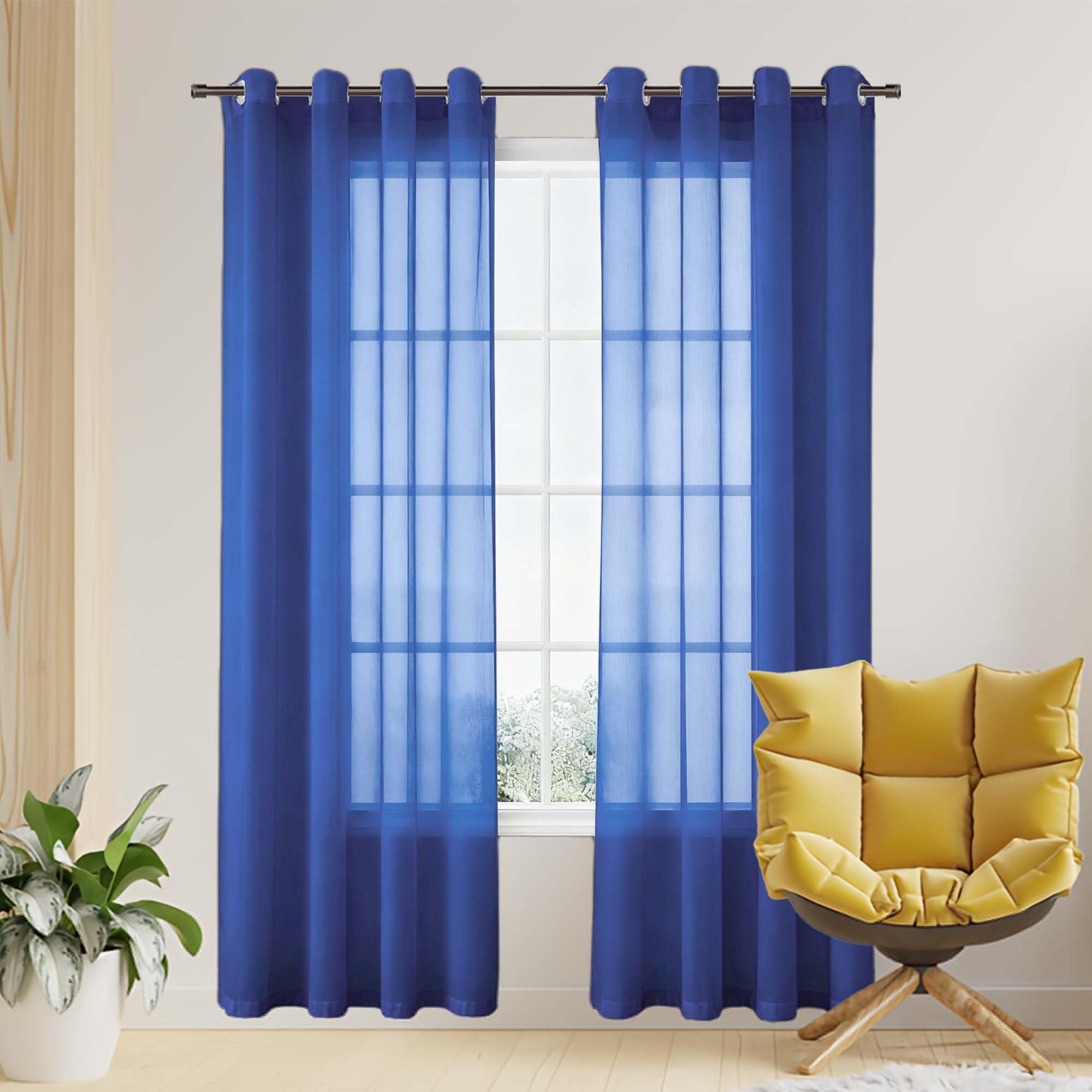 Voilage fenêtre bleu foncé avec oeillets pour tamiser la lumière du salon