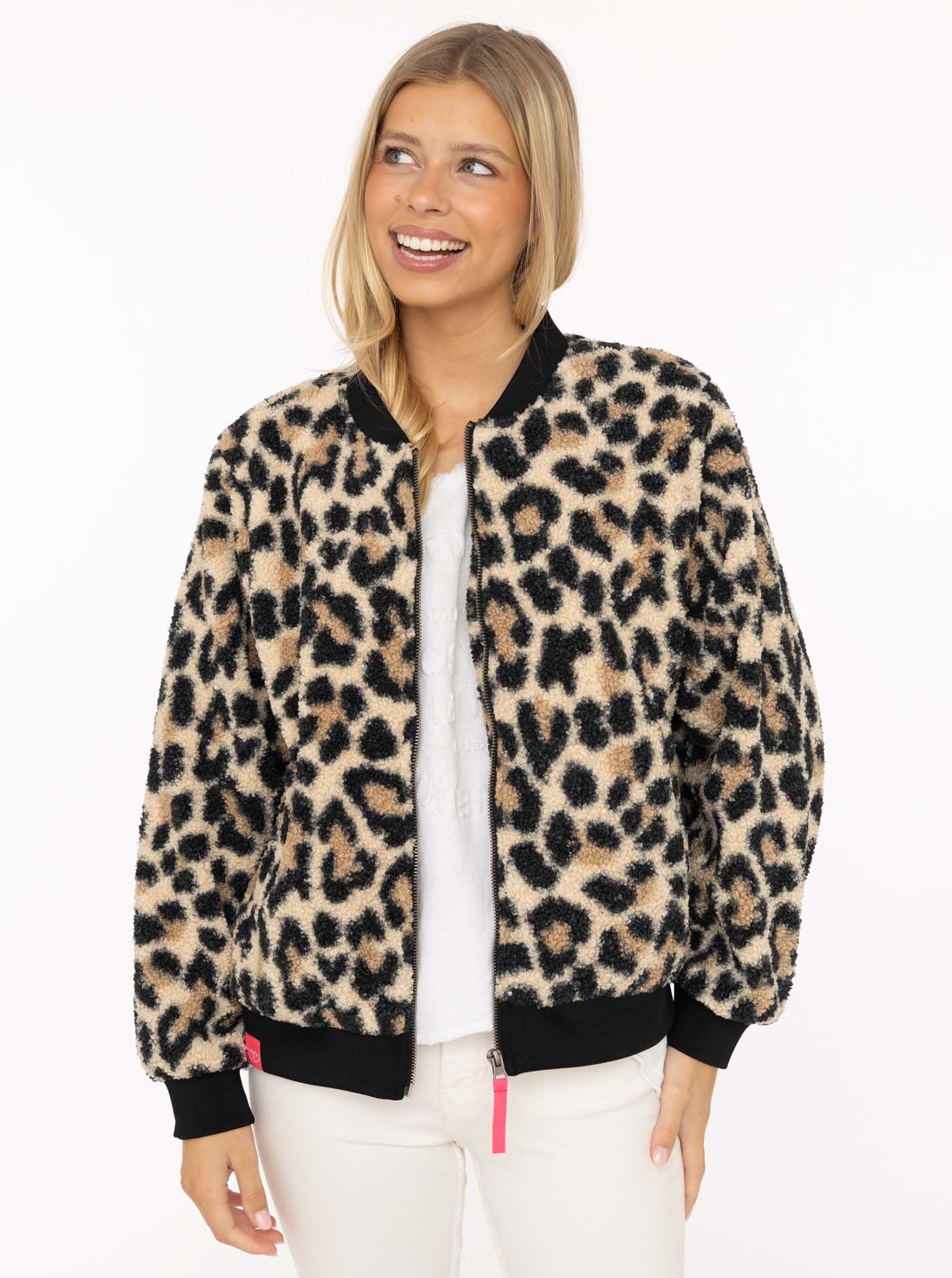 Zwillingsherz Teddy-Bomberjacke im Leo-Muster – Damen Übergangsjacke – Kurze stylische Jacke für Frühling & Herbst – Kuschelige Outdoorjacke mit Reißverschluss – Trendpiece für Alltag & Freizeit