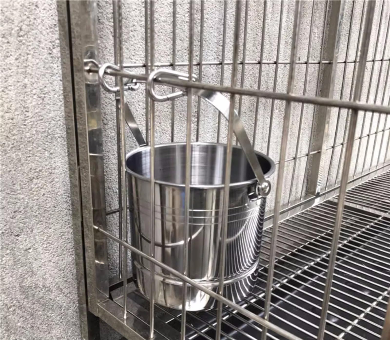 Trinkbrunnen für Haustiere, Wassernapf für Hunde, Hunde-Outdoor-Trinknapf, Wassernapf für Haustiere, Trinkeimer aus Edelstahl, hängender Hundekäfig, Fassungsvermögen 1,7 l/3,5 l, geeignet für mittelgr