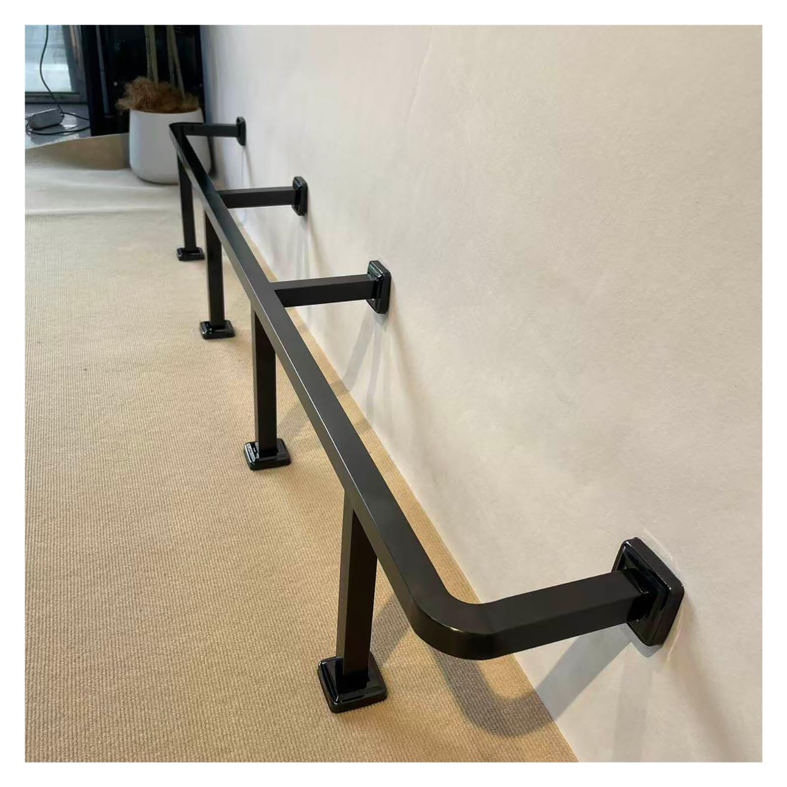 Reposapiés de tubería industrial negro con soportes estables de diseño premium 93 cm