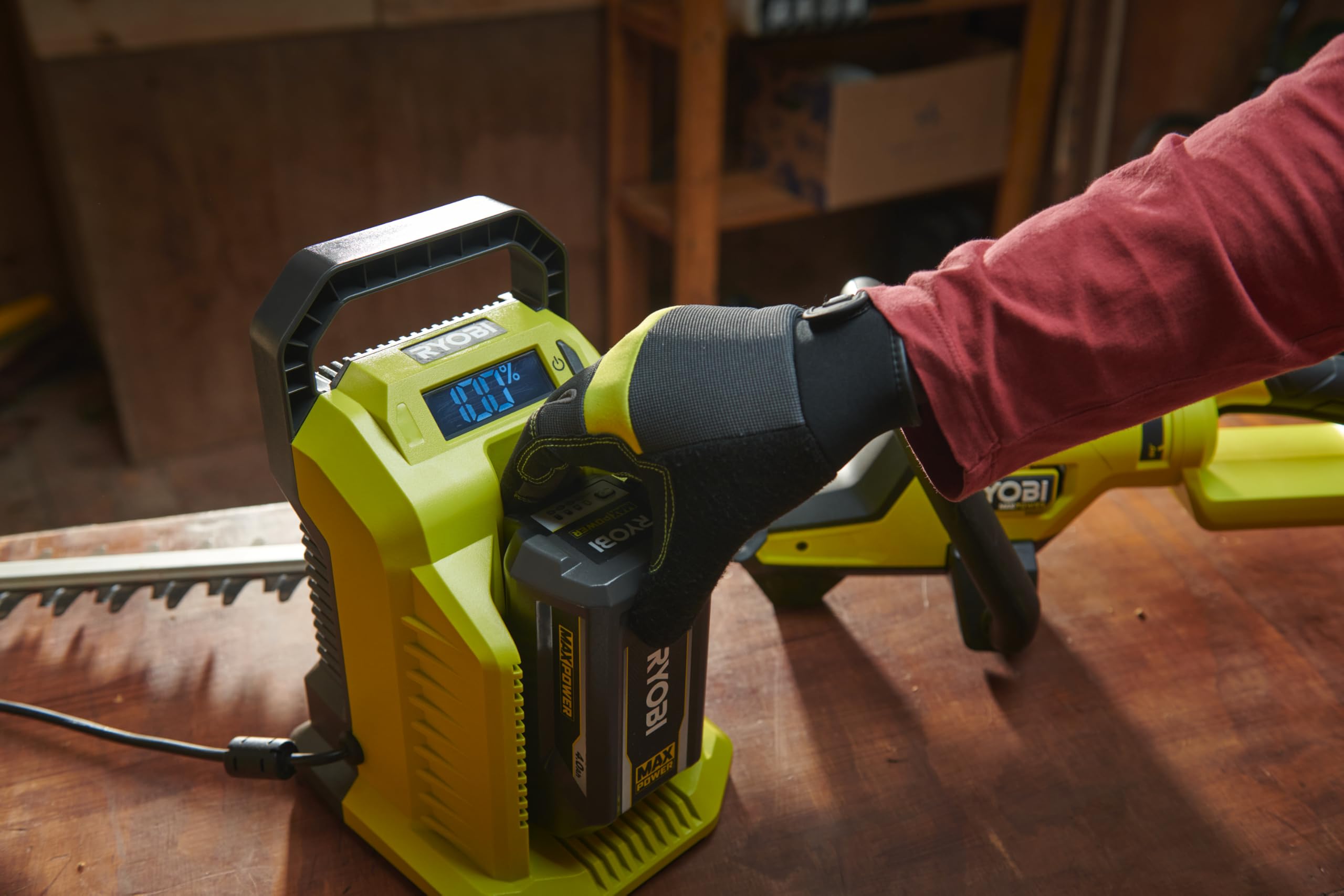 RYOBI Chargeur Rapide 36V Max Power RY36C10A – Chargeur Lithium+ Intelligent, Compatible Toutes Batteries 36V, Recharge Optimisée pour Tondeuse, Souffleur, Tronçonneuse et Outils de Jardin