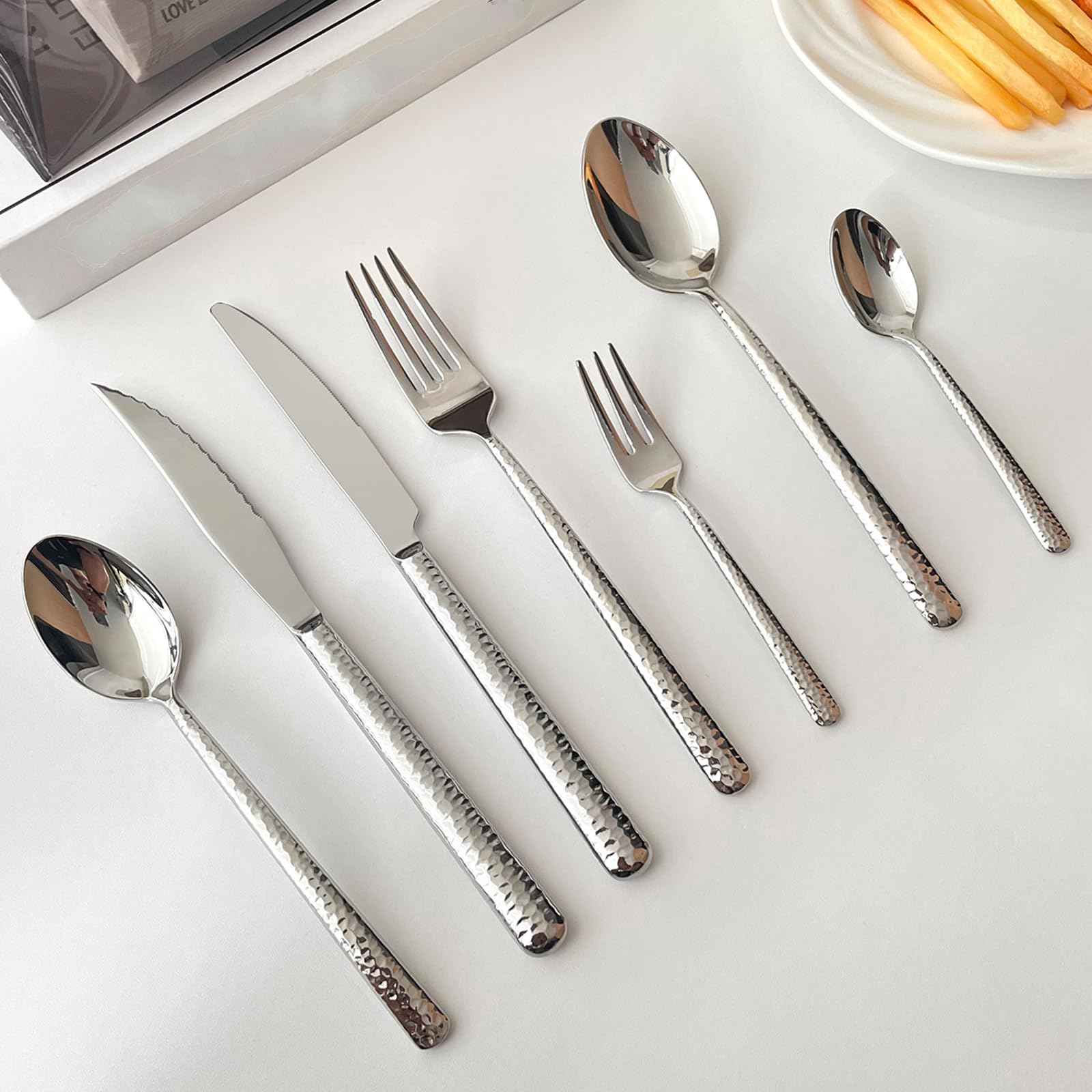 Set de Cubiertos de Acero Inoxidable Martillado de 5 Piezas - Vajilla Individual con Cuchillo, Tenedor y Cucharas - Utensilios Plateados Pulidos para Comer en Casa, Esenciales de Cocina