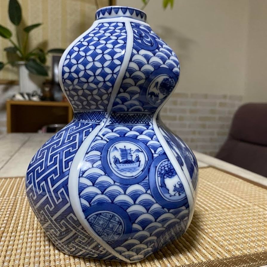 有田焼　哲山作　壺（高さ25センチ） Amazon.co.jp: 超大型有田焼 金龍窯 博山作 飾壺 沈降壺 高さ約