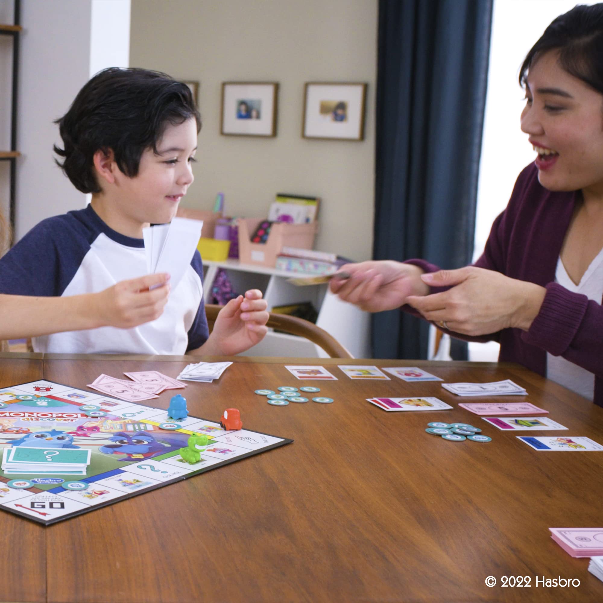 Hasbro Mein erstes Monopoly, Brettspiel für Kinder ab 4 Jahren, doppelseitiger Spielplan, Spielerisch Lernen mit der ganzen Familie