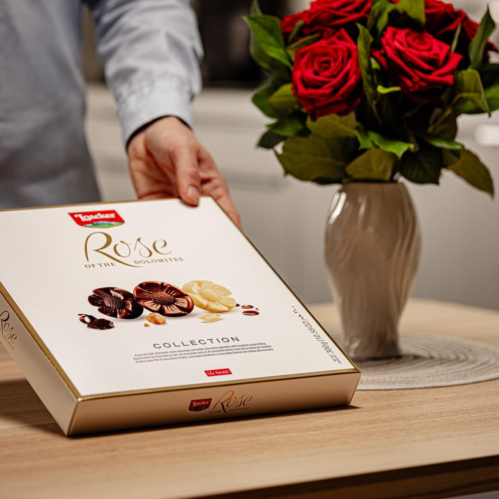 Loacker, Rose of the Dolomites Selection, Mix di Praline al Cioccolato Fondente, Bianco e al Latte, Cialde Wafer, Crema di Nocciole Tostate, Merenda e Snack, Confezione da 24 Cioccolatini Monoporzione