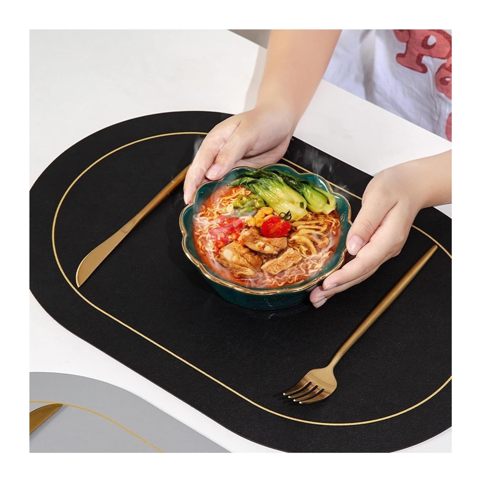 Juego de manteles Individuales y Posavasos de Cuero Reciclado: 4 manteles Individuales ovalados y 4 Posavasos for Decorar la Mesa del Comedor (Rojo)(Red)