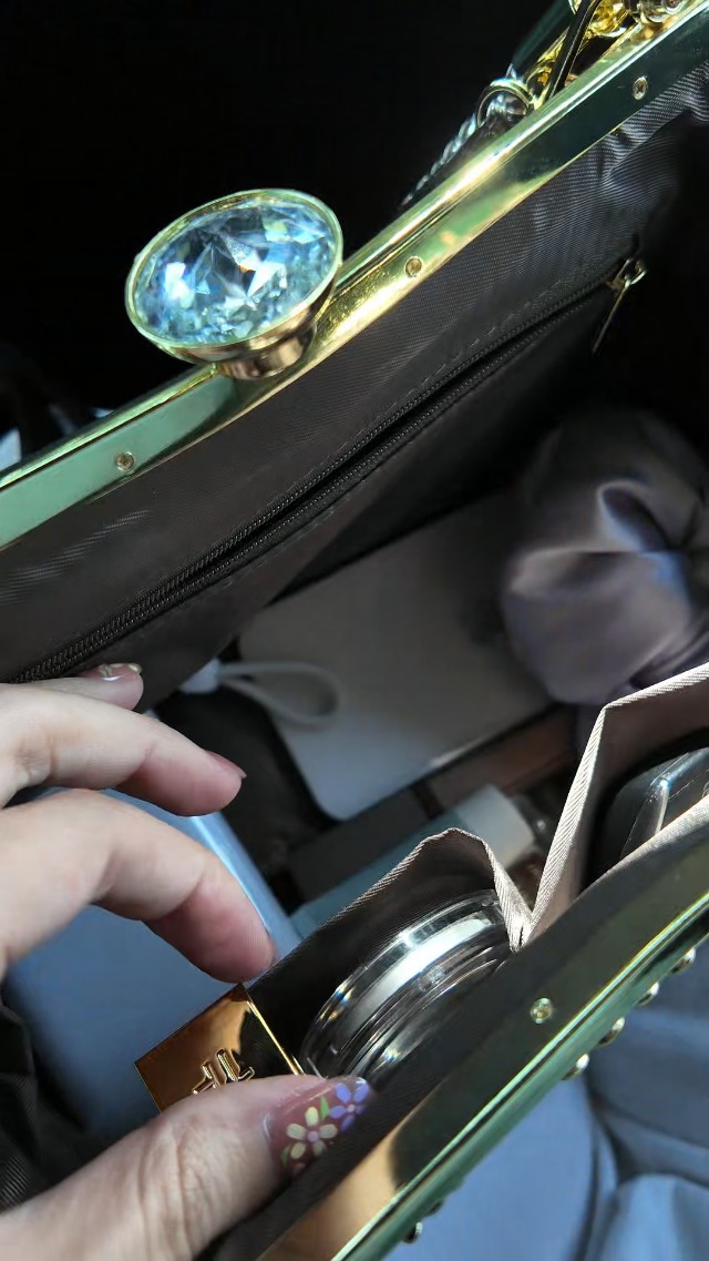 Bolso de mano femenino de cuero charol brillante miniatura 7
