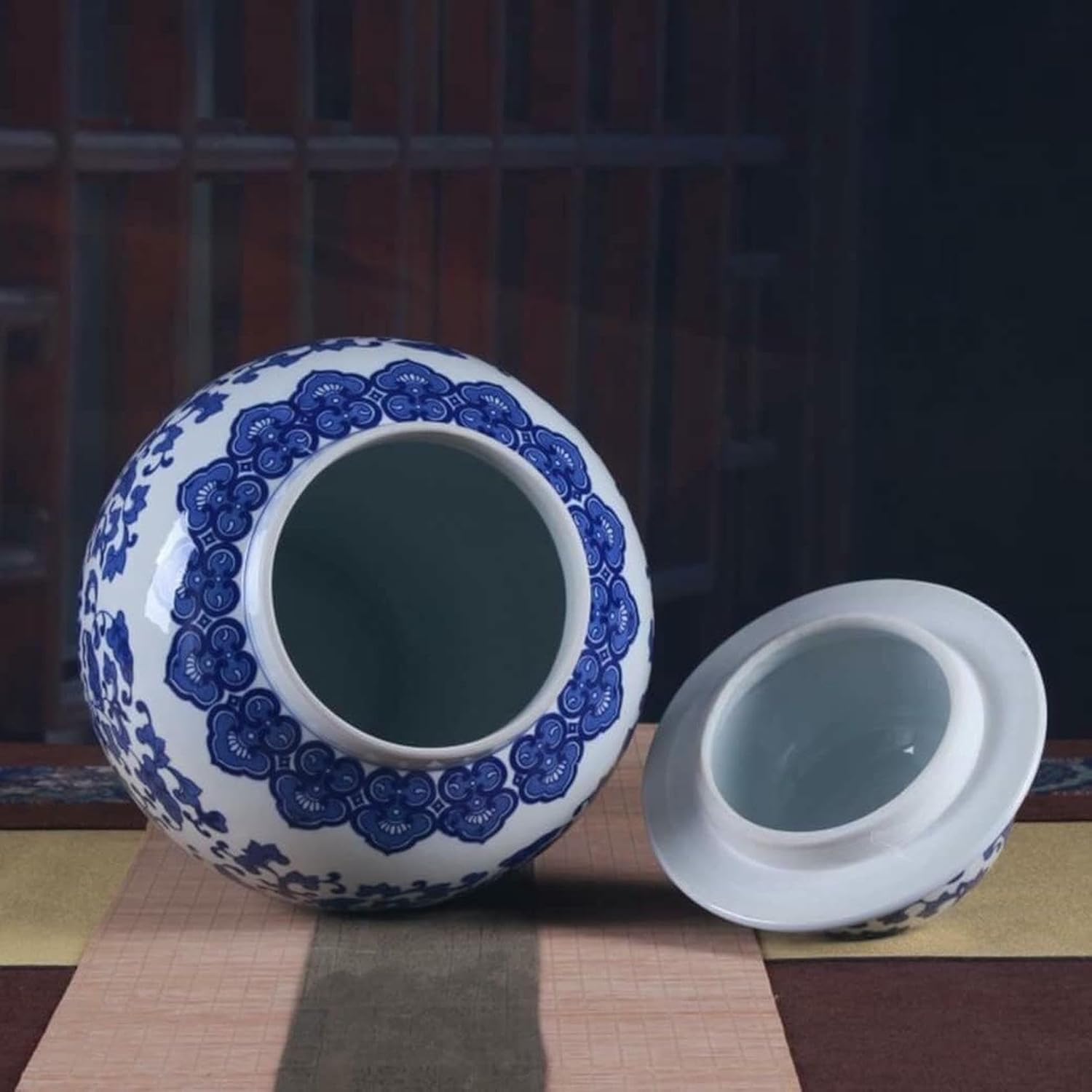 Large Ginger Jar Traditional Ceramic Ginger Jar with Lid Decorative Blue and White Porcelain Jars Temple Jar with Lids Decorative Jar(23 * 42cm)