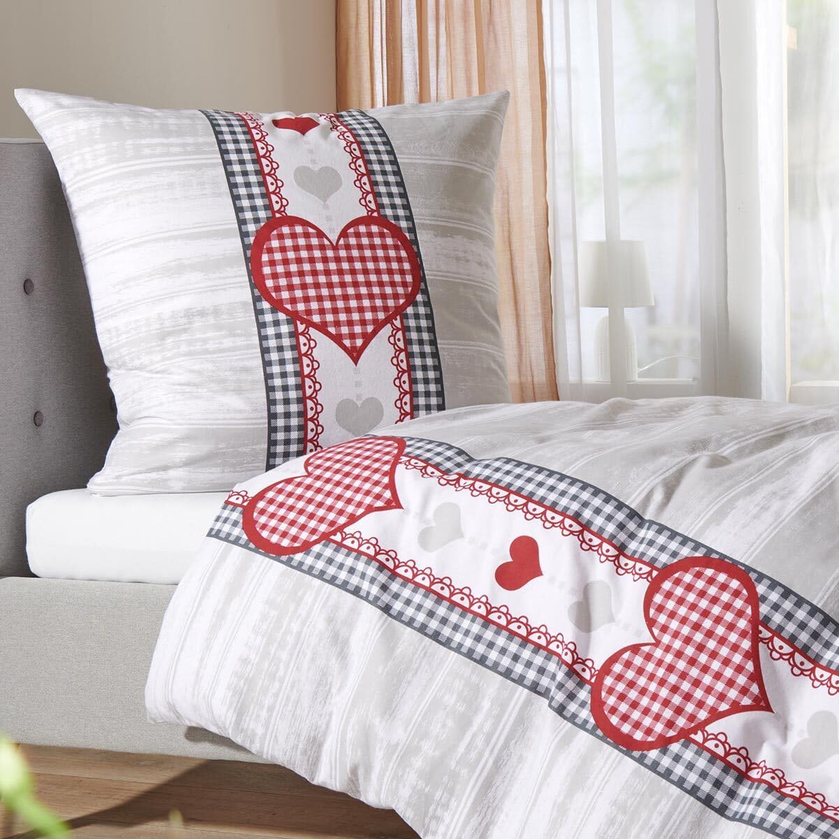 Traumschlaf Feinflanell Bettwäsche Alpenherz – Kuschelige Winterbettwäsche mit Herz- & Vichy-Karo Design – Weiche Flanell Bettgarnitur aus 100% Baumwolle – 135x200 cm + 80x80 cm