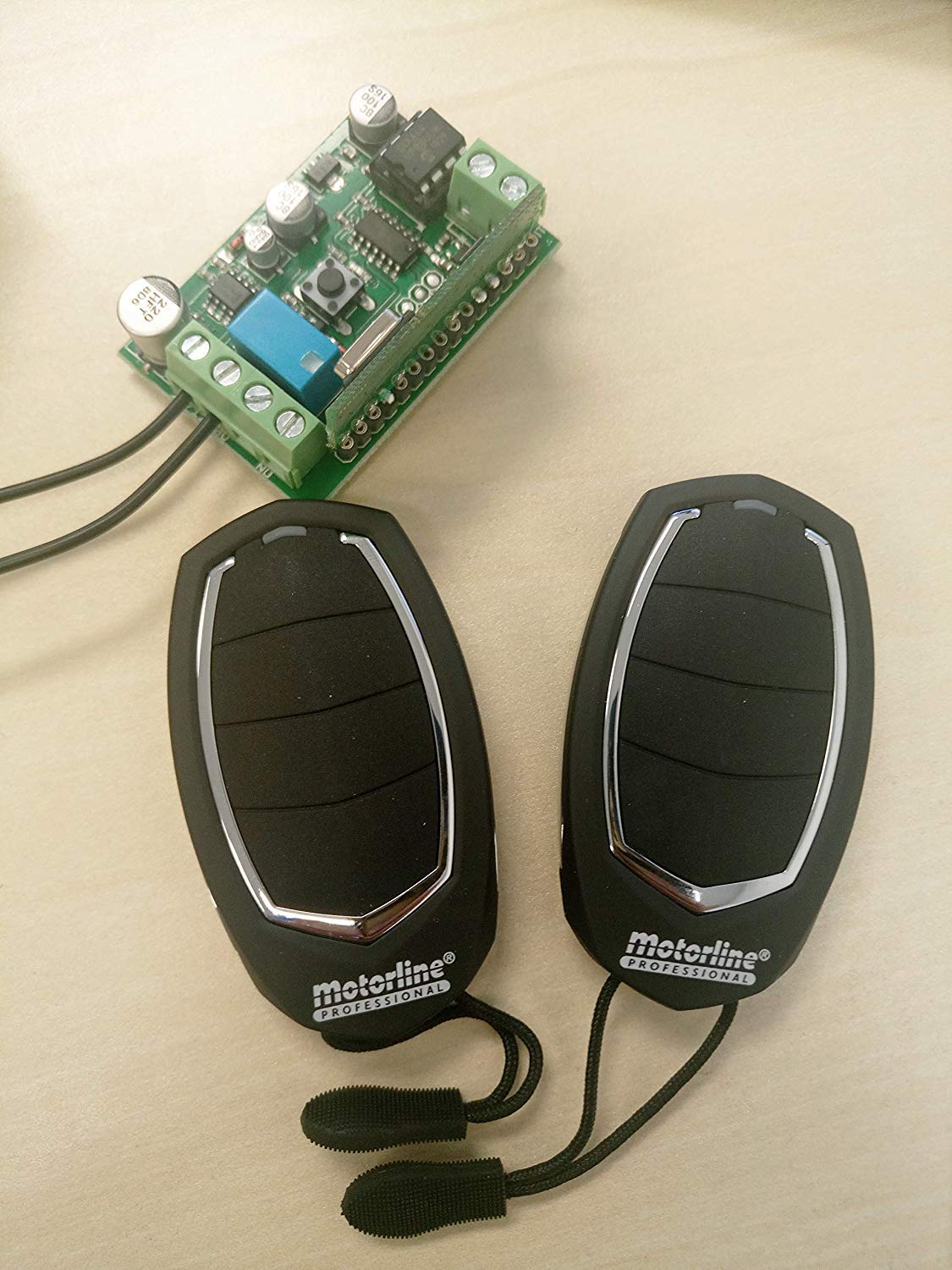 Récepteur universel professionnel Motorline multifréquence MR17 avec deux télécommandes originales PORTON VOITURE