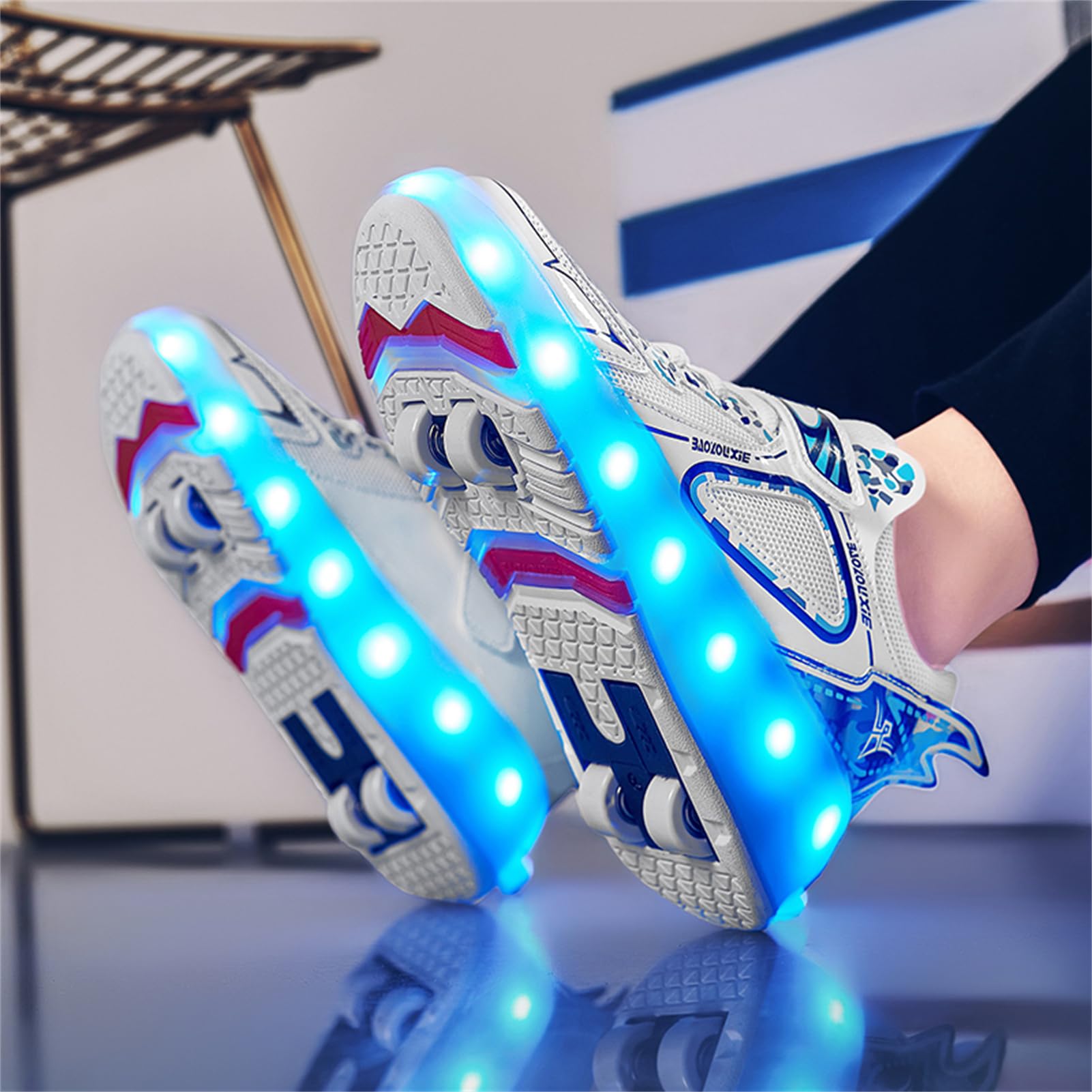 Garçon et Fille LED Lumières Clignotante Patins à roulettes 4 Rétractables Roues Rechargeables Skateboarding Shoes Outdoor Sports Gymnastique Sneakers Halloween Cadeaux de Noël