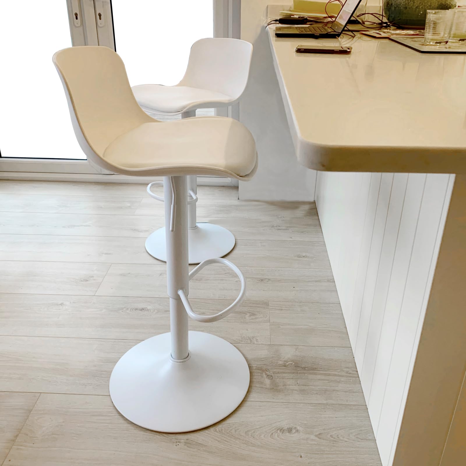 Kidol & Shellder Lot de 2 tabourets de Bar réglables en Hauteur et pivotants avec Dossier et Repose-Pieds – Chaises de Bar en PU Cuir rembourré, Style Moderne Industriel, Blanc, pour Cuisine