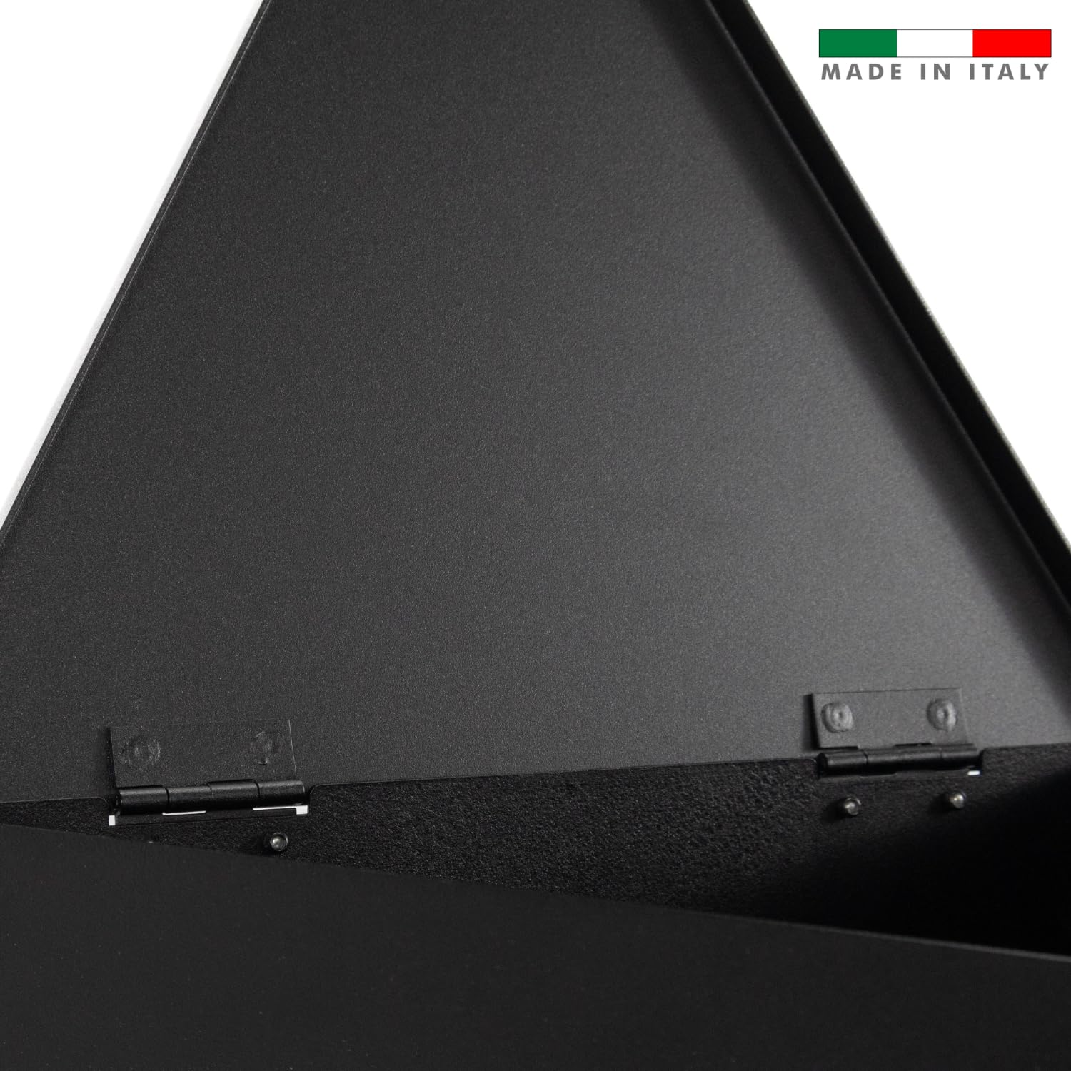 MOHOME Porta Pellet da Interno Made in Italy Contenitore Baule Triangolare Portapellet in Acciaio Nero 65 x 39 x 34 cm Capacità 30 Kg Ruote Girevoli Scatola Cesto per Stufa a Pellet Camino Già Montato