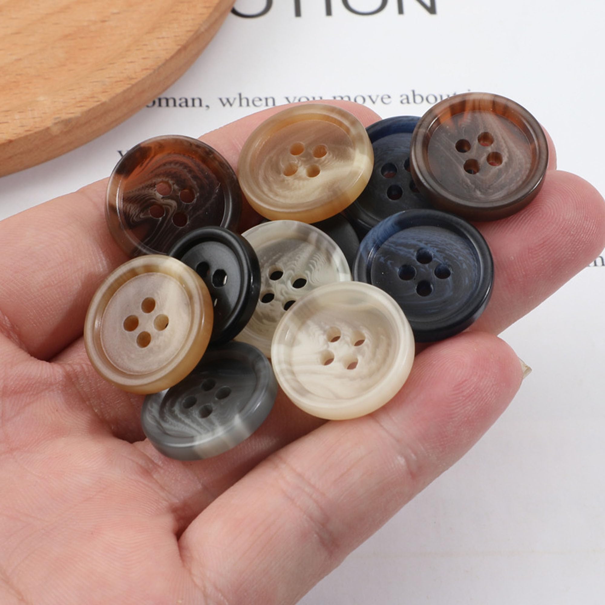 Parelmoer Knoop - Zwart (11-20mm) kopen? Hoofs Stoffen - Stof, fournituren & meer Parelmoer Knoop - Zwart (11-20mm) kopen? Hoofs Stoffen - Stof, fournituren & meer